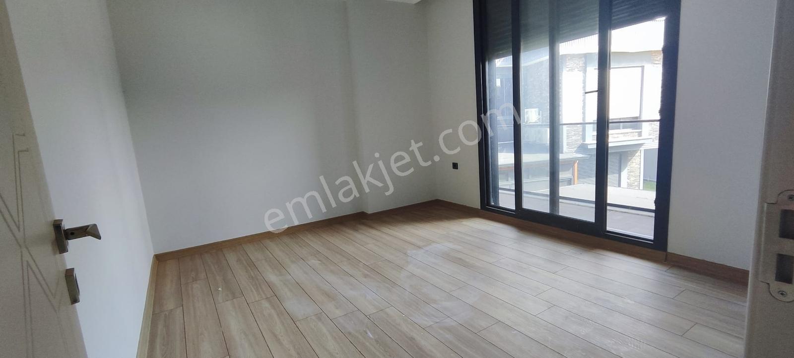 Uçardan Bahçelievlerde Havuzlu Güvenlikli 3+1 Lüx Villa - Görsel 13