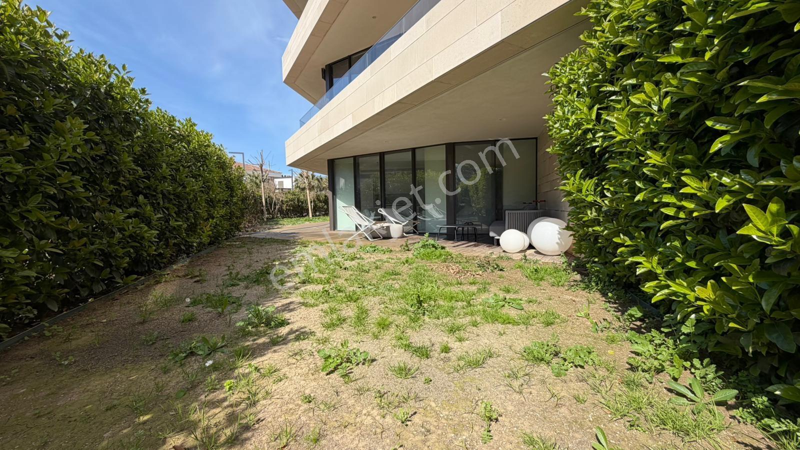 Çeşme Paşa Limanı Denize Sıfır Folkart Blu 290 M2 Bahçeli Daire