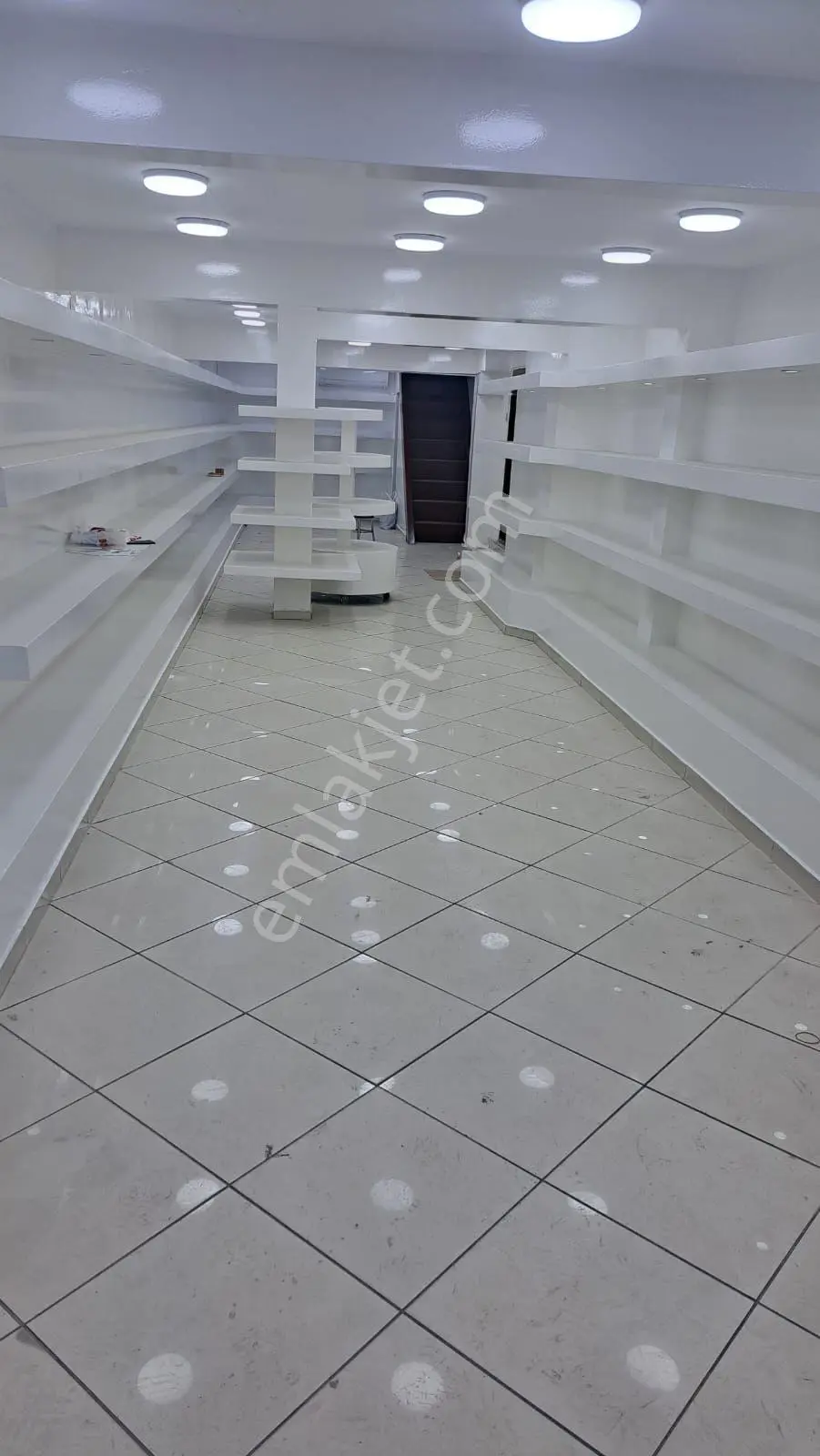 Beyazıt Tiyatro Caddesinde Kiralık Dükkan - Görsel 4