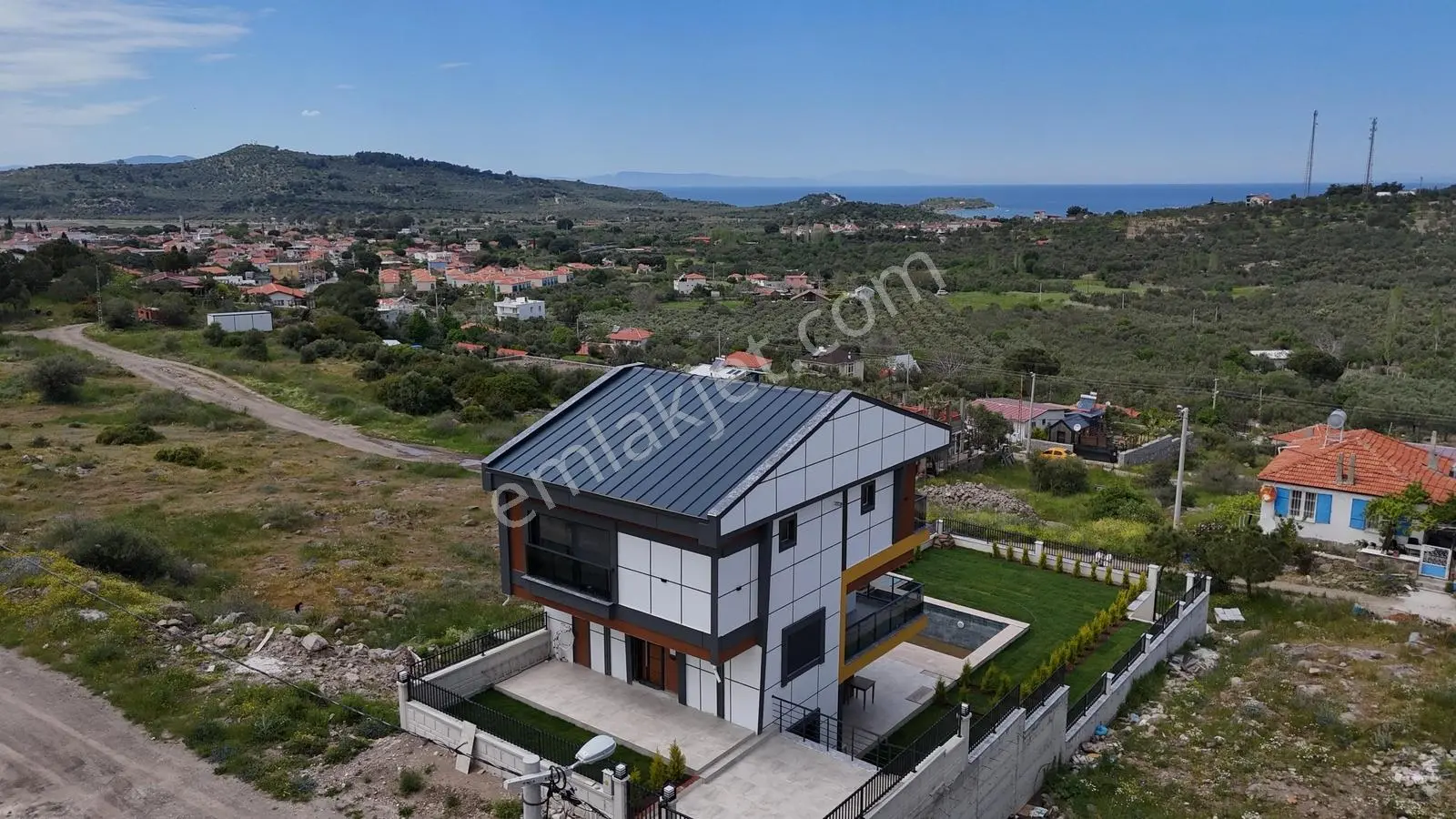 Dikili Bademli Karşı Avluda 4+2 Sıfır Havuzlu Müstakil Villa |