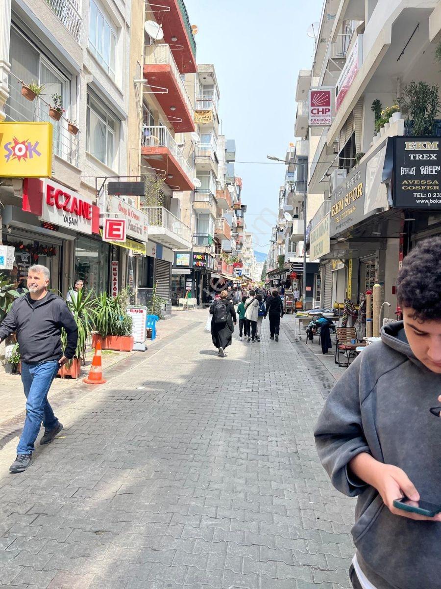 Karşıyaka Çarşı Da İşlek Mevkide Kiracılı Satılık Dükkan