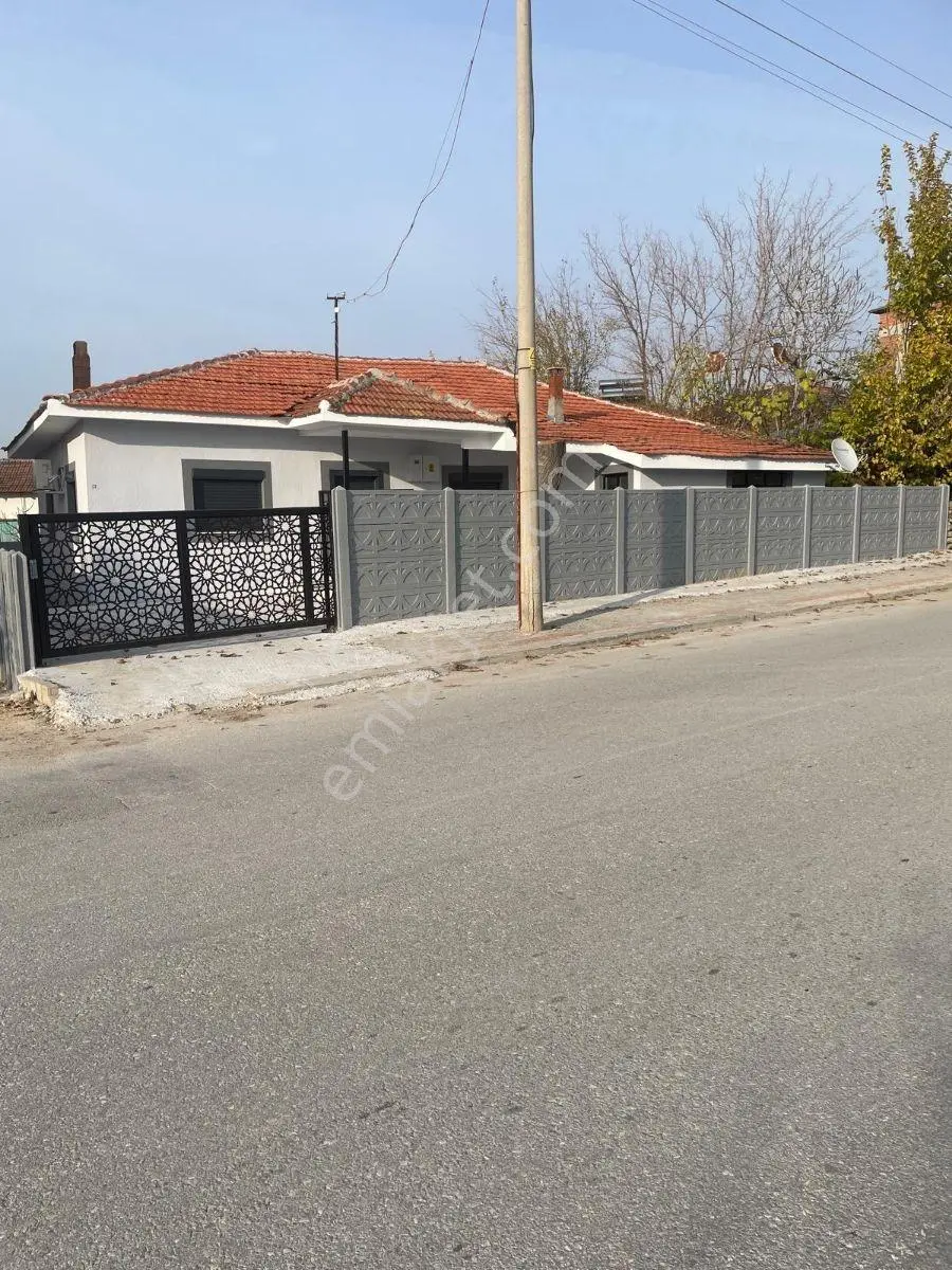 Nehirden Akköyde Merkezde Satılık Müstakil 2 Adet Ev