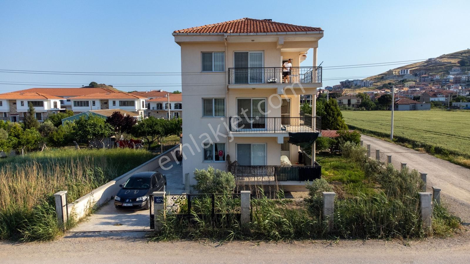 Foça Bağarası Hacıveli Mah. Satılık 3+1 Kapalı Mutfaklı Daire