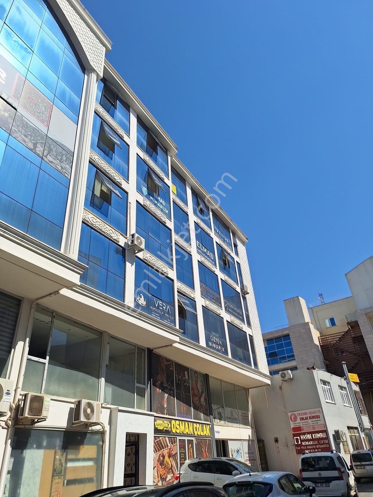 Usta Gayrimenkul'den Kiralık Merkezi Konumda Ferah Ofis