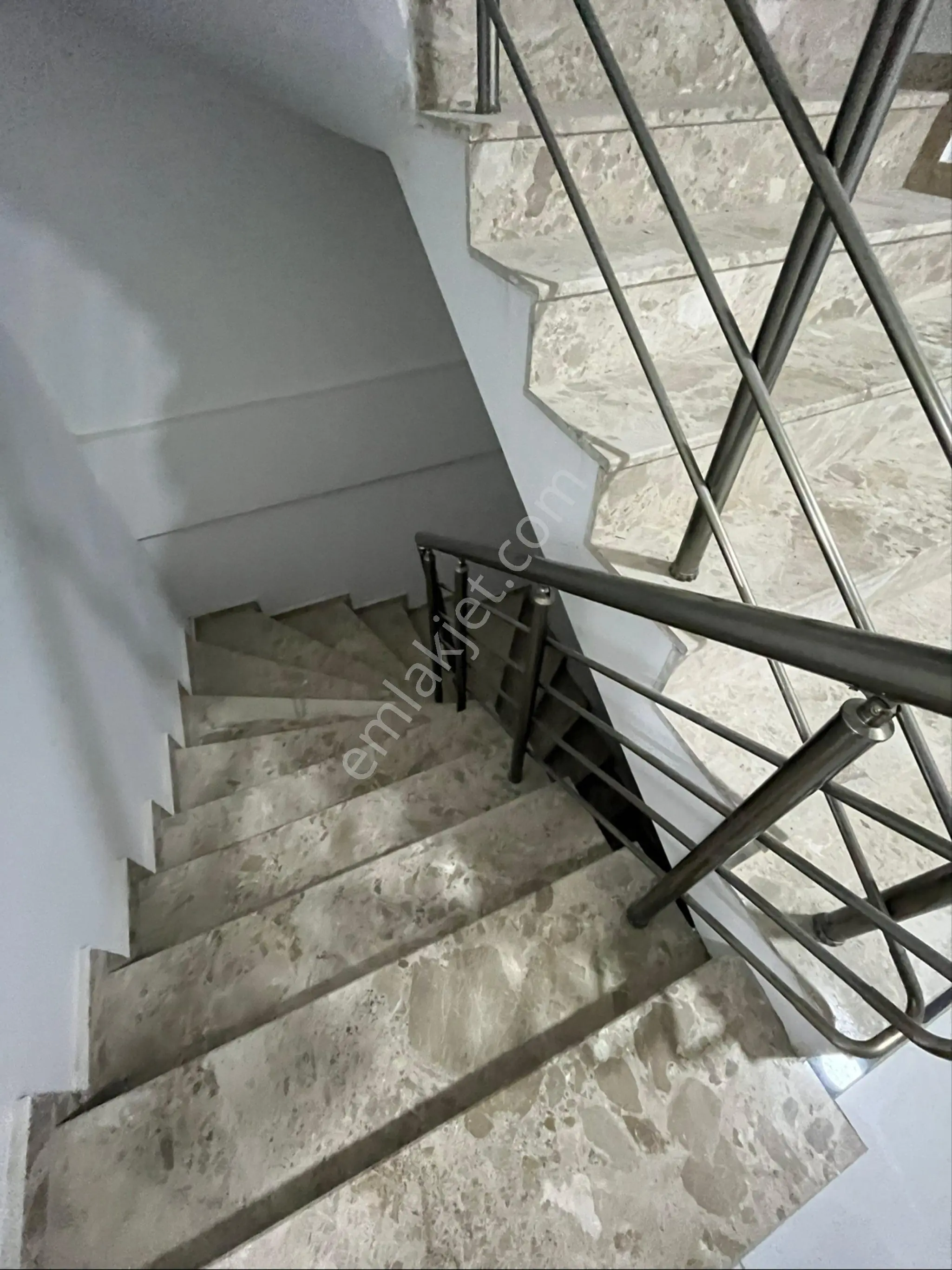 Kuşadasında Sıfır Havuzlu Kapalı Otoparklı 2 Artı 1 Kiralık Daire - Görsel 3