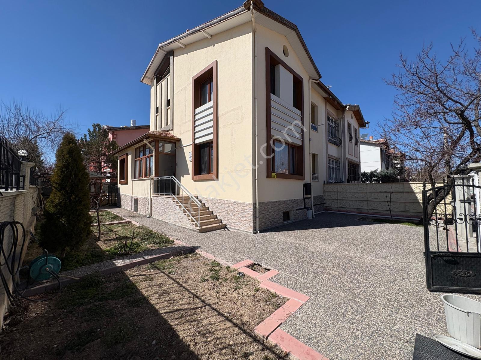 Stadyum'a Yürüme Mesafesinde, Temiz, Bakımlı Villa Tipi Triblex! - Görsel 21