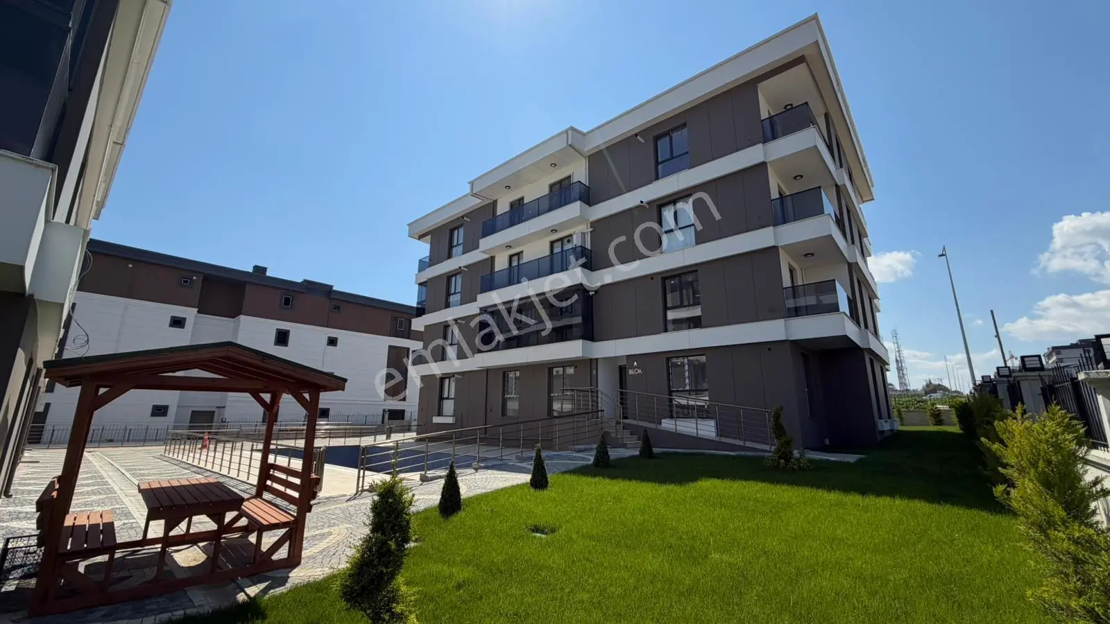 Atatürk Mah Havuzlu Site İçerisinde Kiralık Lüx 1+1 Daire