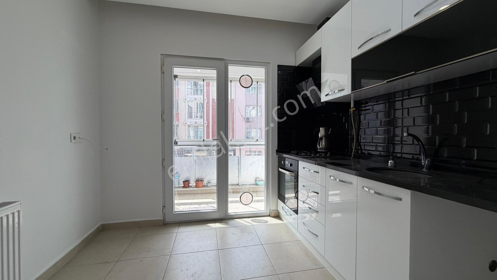 Çiftlikönü Mahallesinde Salı Pazarı Sokağı Kiralık 2+1 Daire - Görsel 6