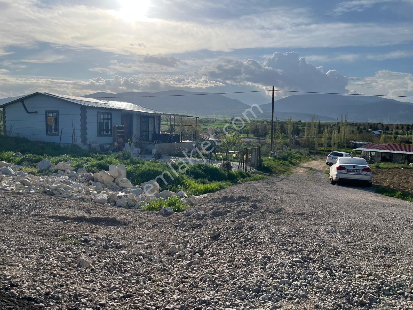 Korkuteli Bozova Yukarı Da İçinde 2+1 Ev Olan 842 M2 Satılık Tarla