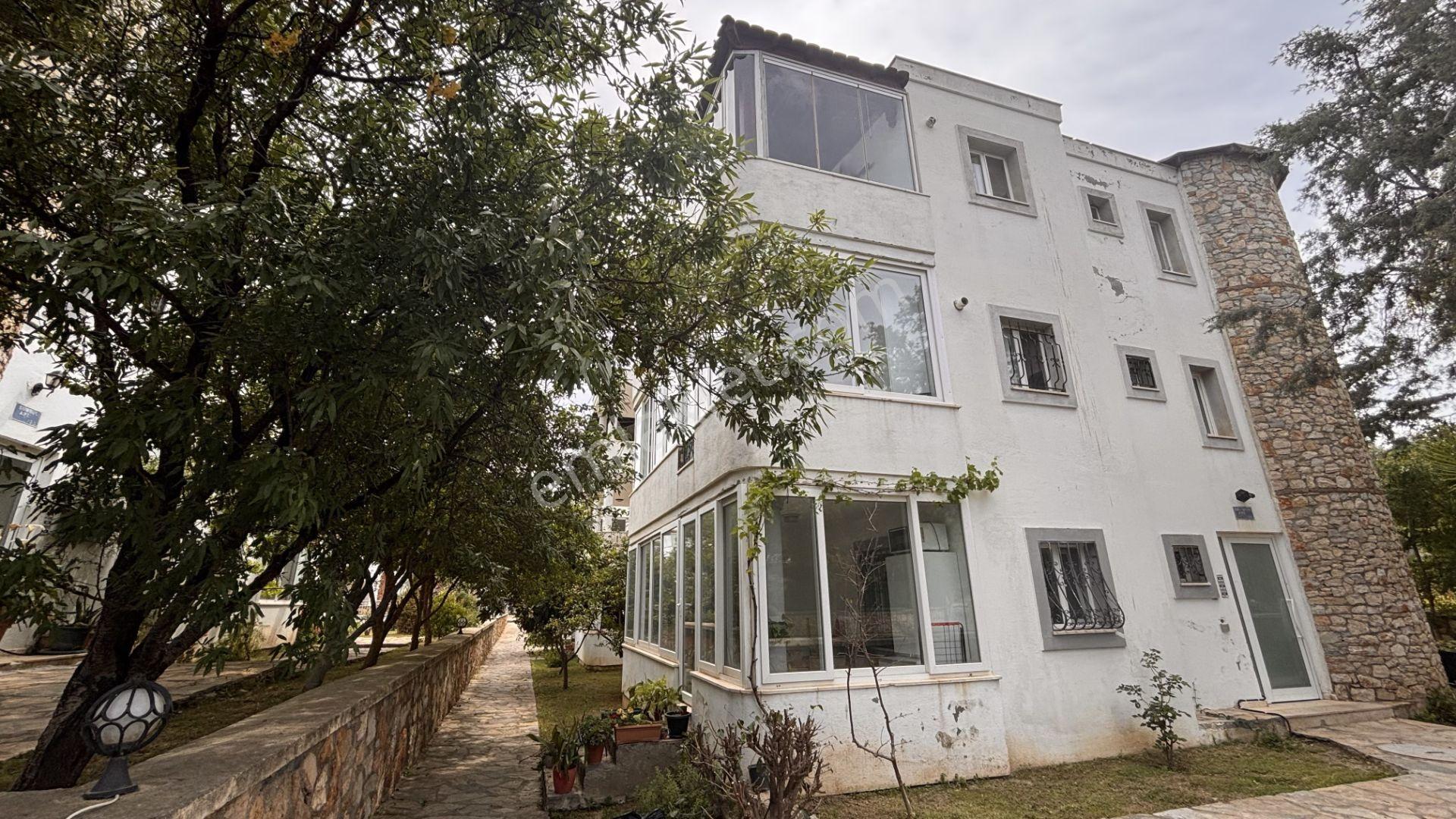 Konacık Ali Yaman Sitesi'nde Havuz Manzaralı 2+1 Üst Kat Daire - Görsel 2