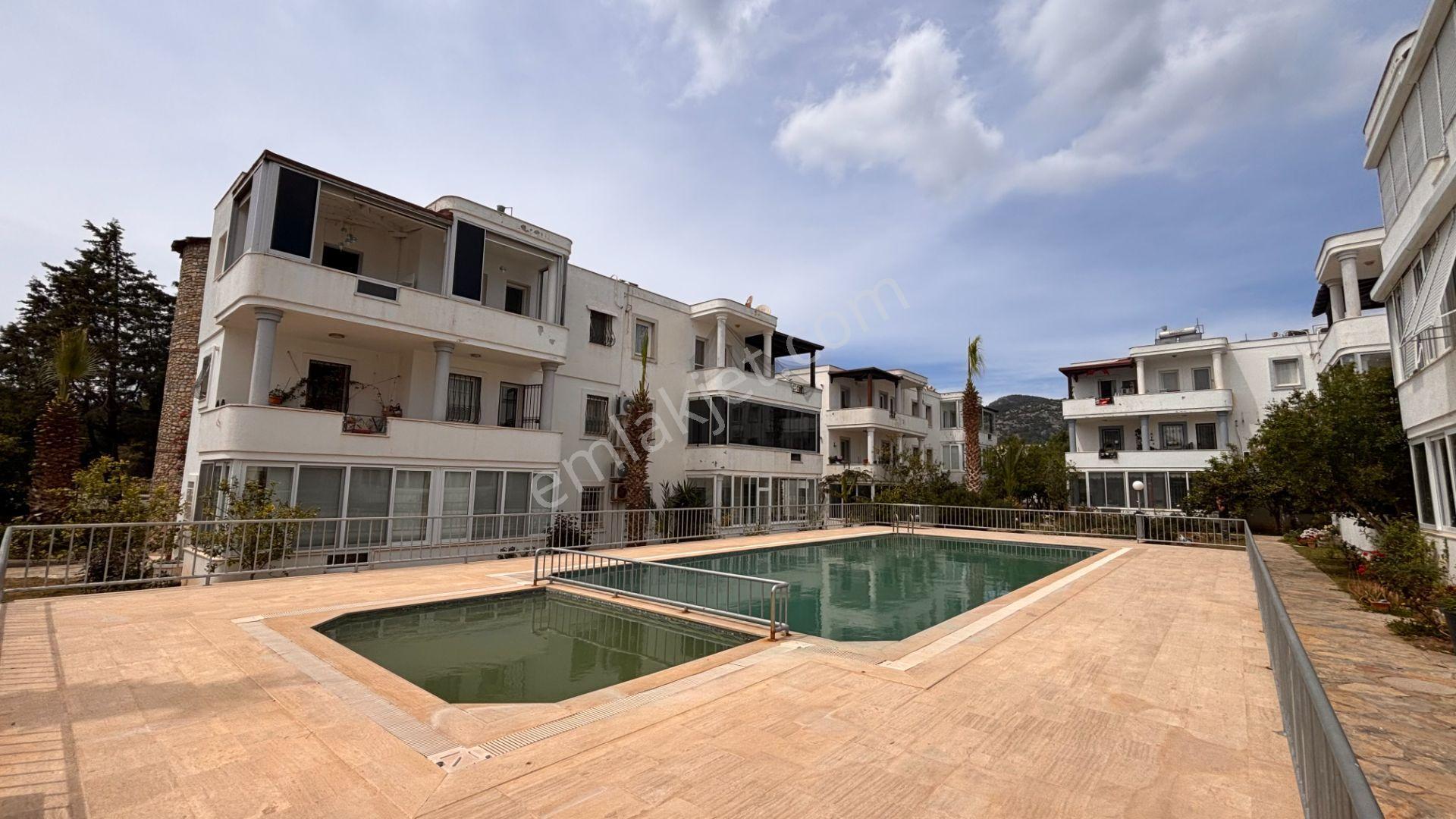 Konacık Ali Yaman Sitesi'nde Havuz Manzaralı 2+1 Üst Kat Daire