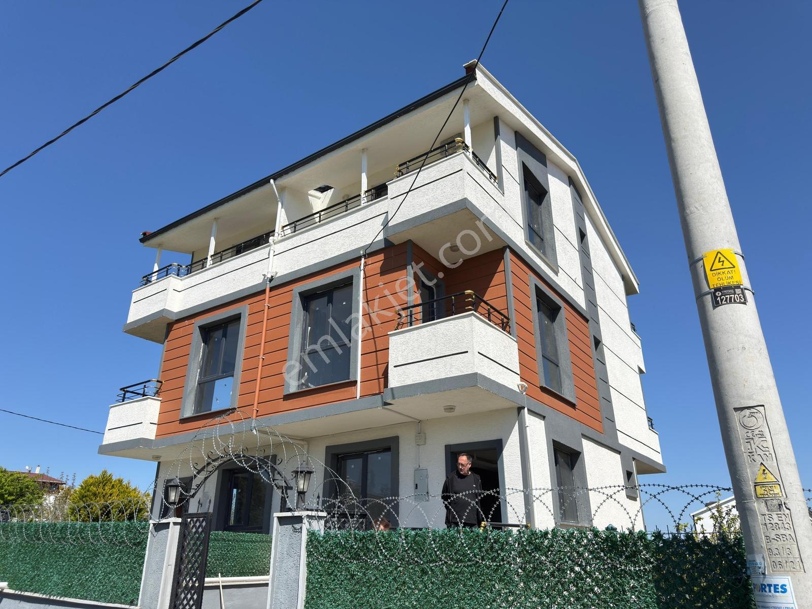 Marmara Ereğlisi Yeniçiftlik'te Parka Cephe Köşe Başı Villa - Görsel 17
