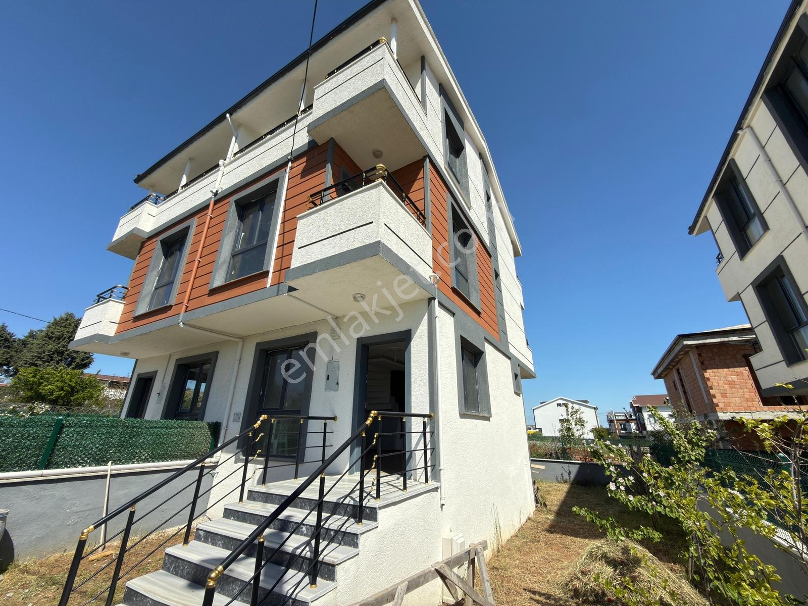 Marmara Ereğlisi Yeniçiftlik'te Parka Cephe Köşe Başı Villa