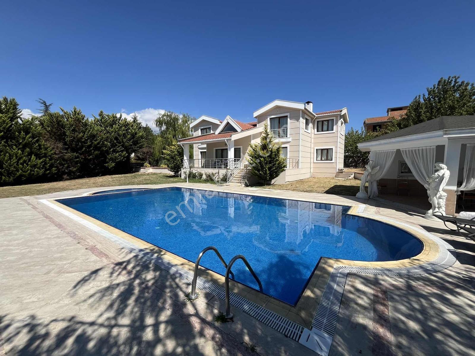 Kalabalıktan Uzak, Havuzlu & Bahçeli Geniş Villa Keyfi - Görsel 3