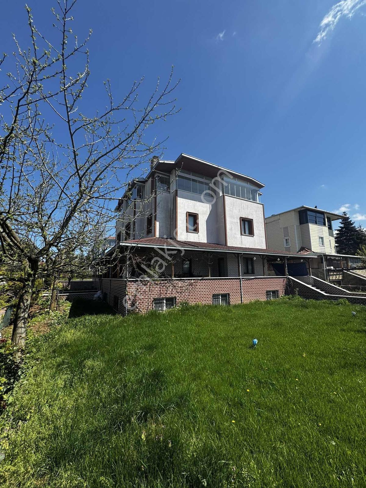 Arnavutkoy Bolluca Site İçerisinde 500mt2 Kiralık Villa