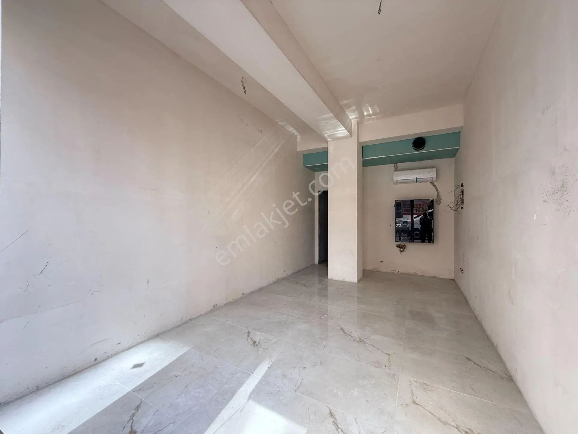 Kuyubaşı Minibüs Cad.paralel 60.000 Getirili 42m2 Satılık Dükkan - Görsel 2