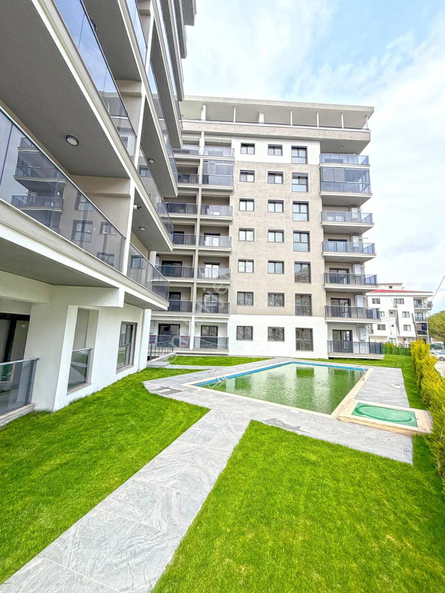 Menemen Ulukent'te Havuzlu Sitede Satılık 3+1 Daire