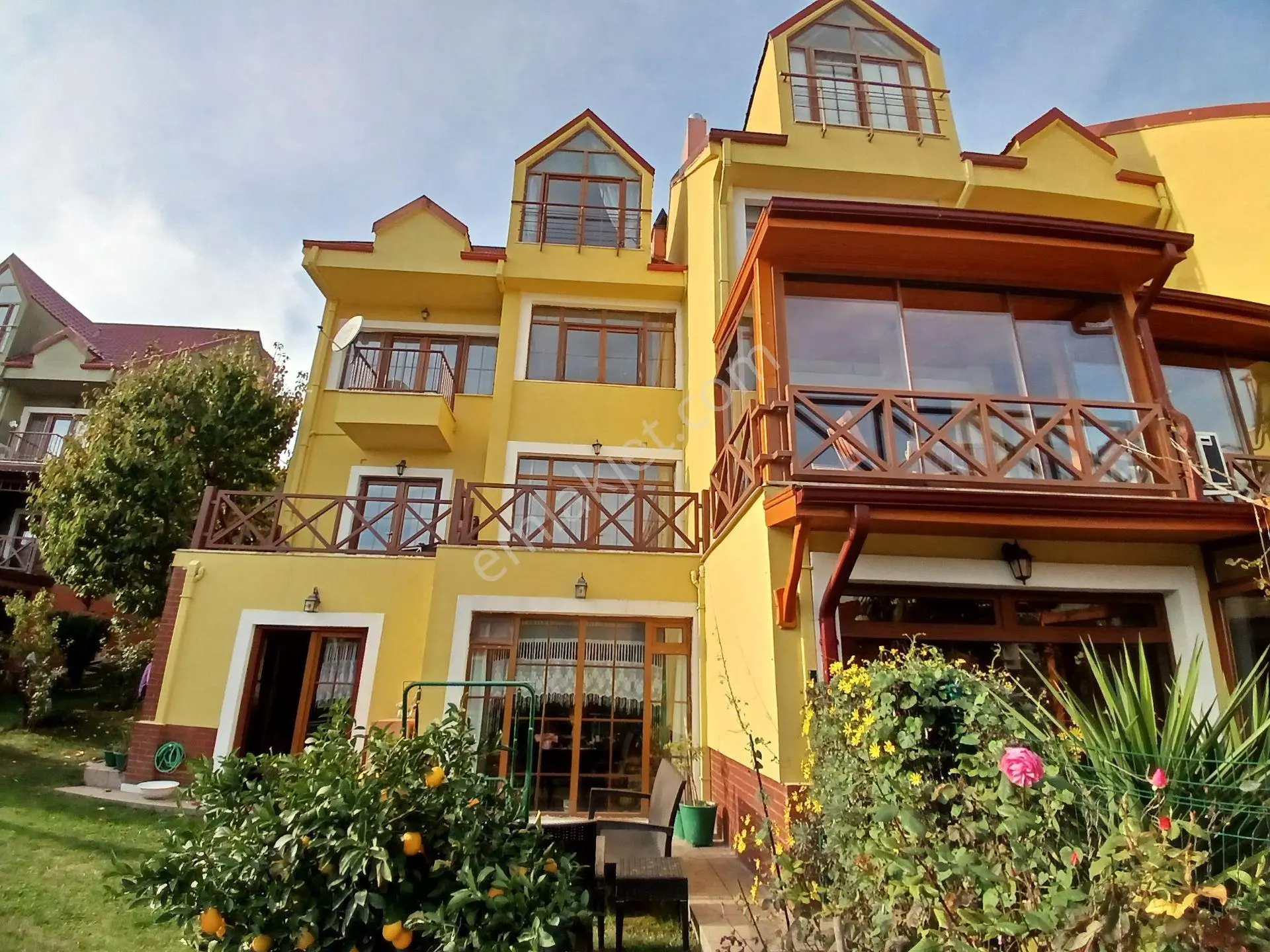 Polat Emlak..elit Sitede Havuz Başında Satılık Köşe Vila