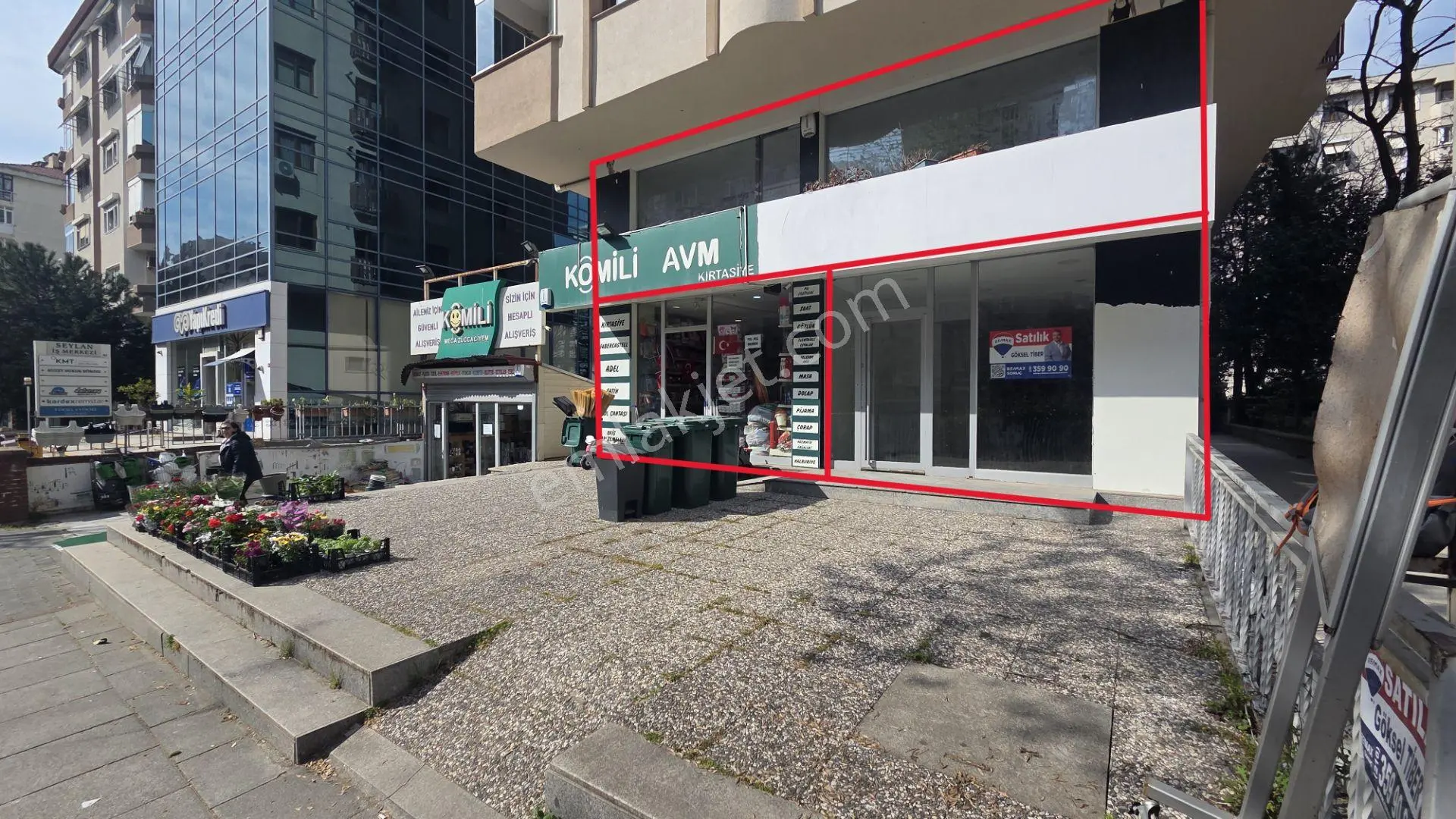 Kozyatağı İnönü Caddesi 8 Metre Cepheli Dükkan & Mağaza - Boş