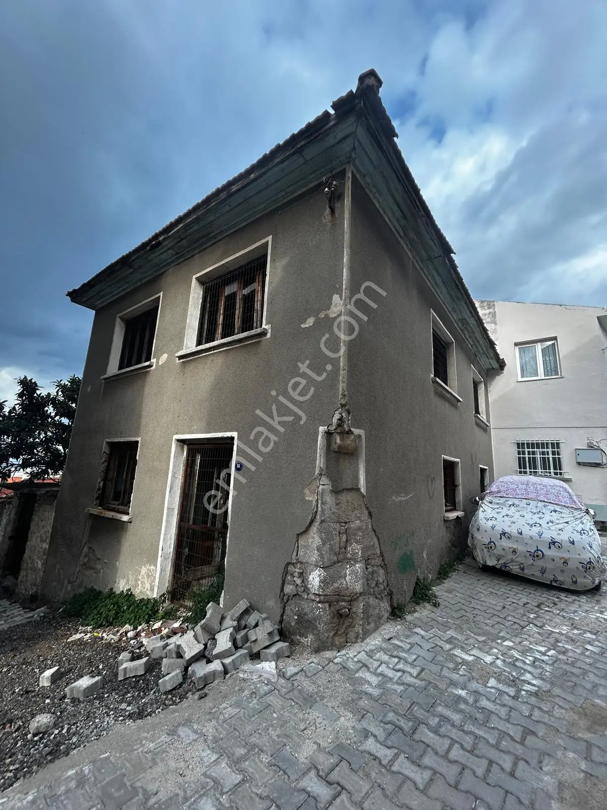 Dikili Salimbey Mahallesi Tarihi Satılık Bina