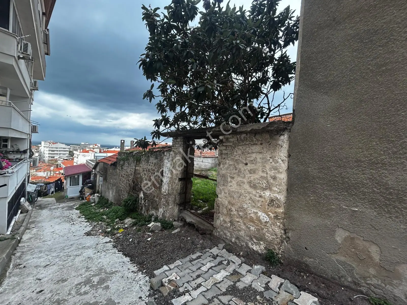 Dikili Salimbey Mahallesi Tarihi Satılık Bina - Görsel 4