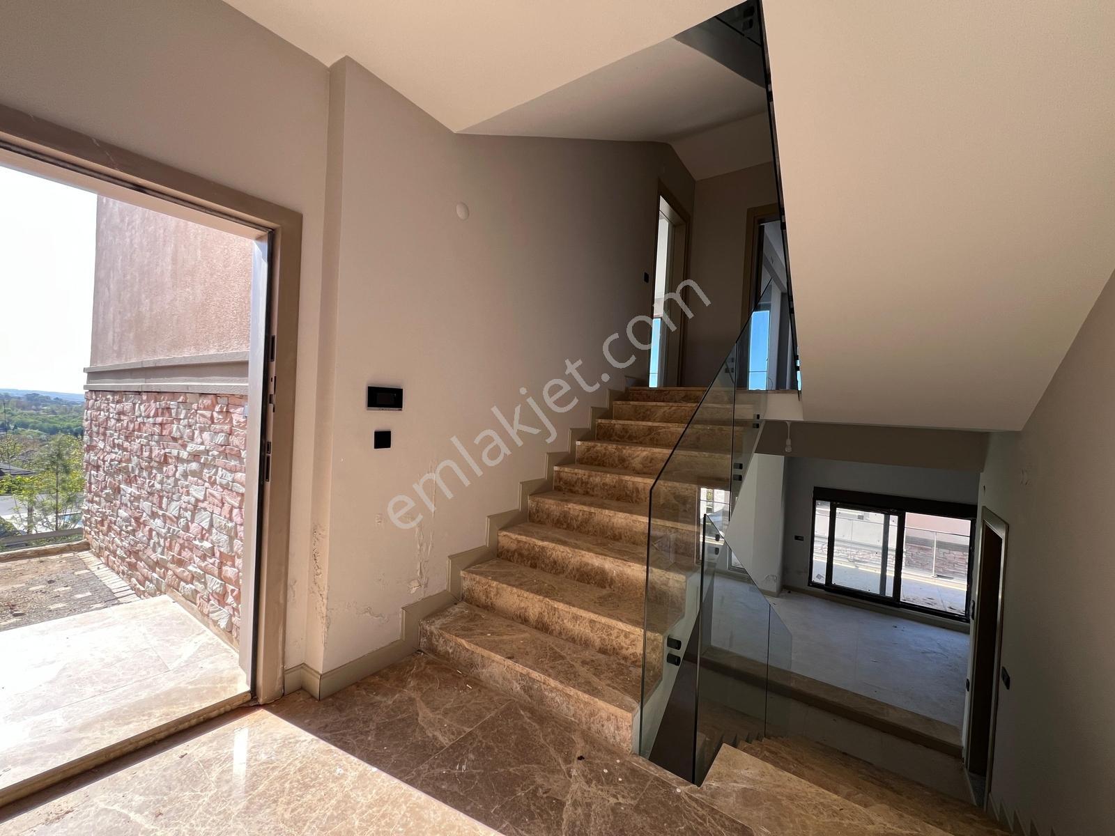 Göl Ve Şehir Manzaralı 5+1 Lüks Müstakil Villa Teraslı Şömineli - Görsel 4