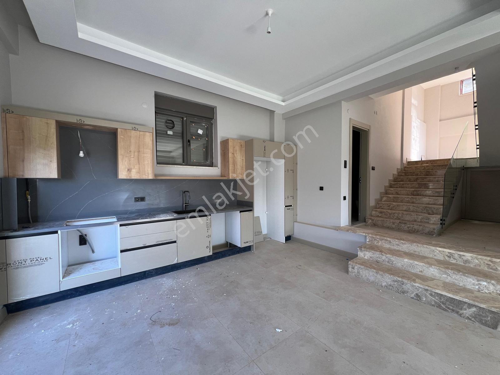 Göl Ve Şehir Manzaralı 5+1 Lüks Müstakil Villa Teraslı Şömineli - Görsel 11