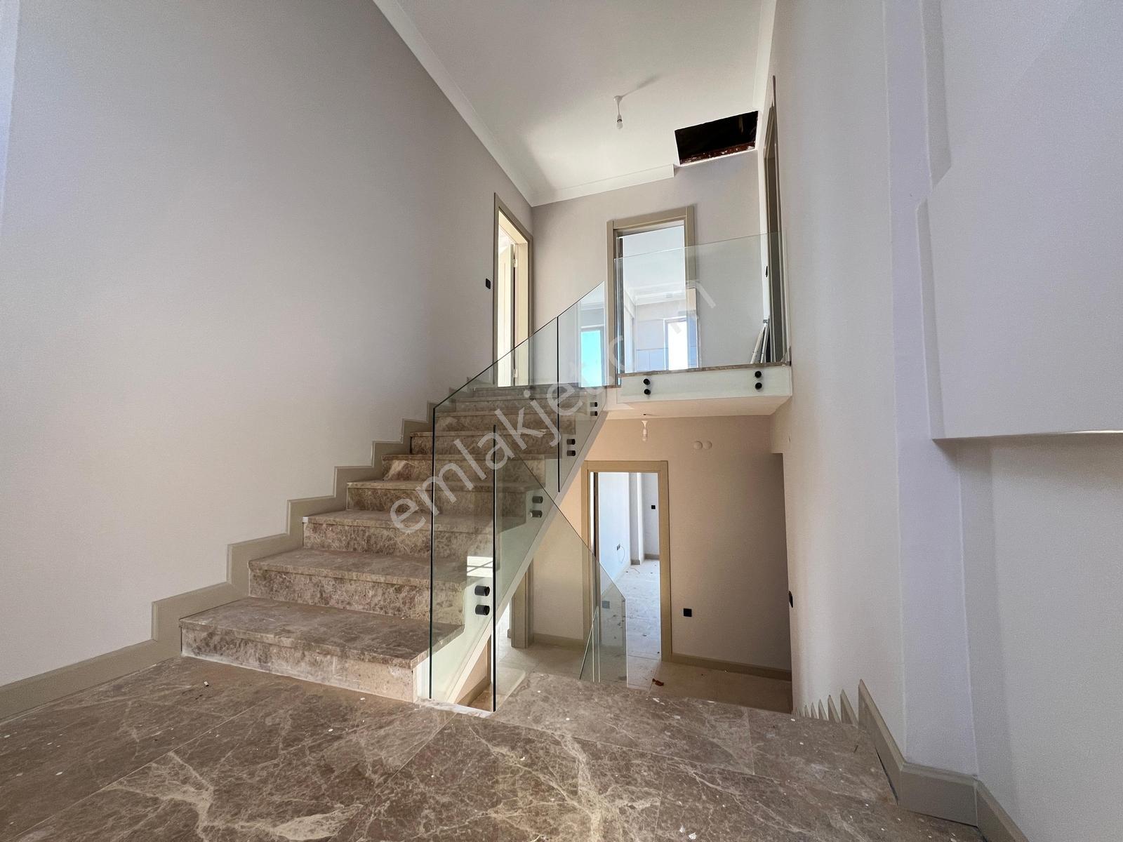 Göl Ve Şehir Manzaralı 5+1 Lüks Müstakil Villa Teraslı Şömineli - Görsel 7
