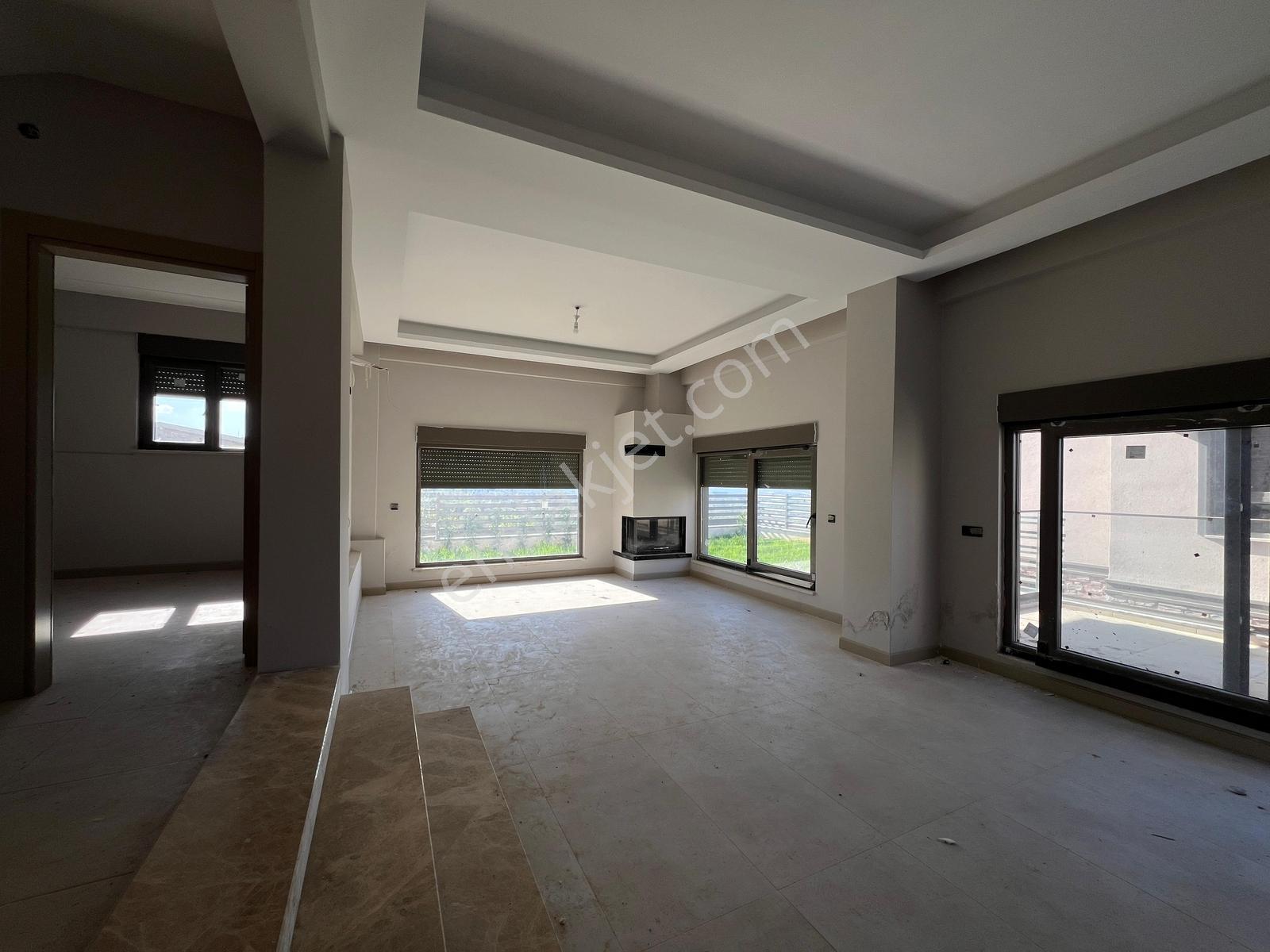 Göl Ve Şehir Manzaralı 5+1 Lüks Müstakil Villa Teraslı Şömineli - Görsel 12