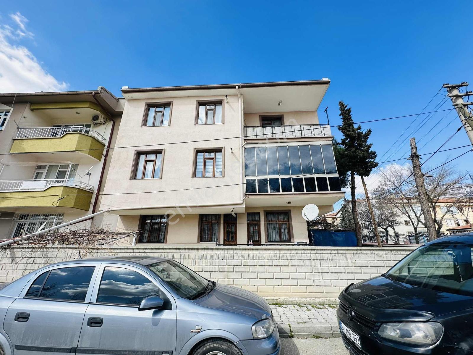 Enes Acur'dan Kent Plaza Yakını 3+1 Giriş Kat İlk Sahibinden - Görsel 3