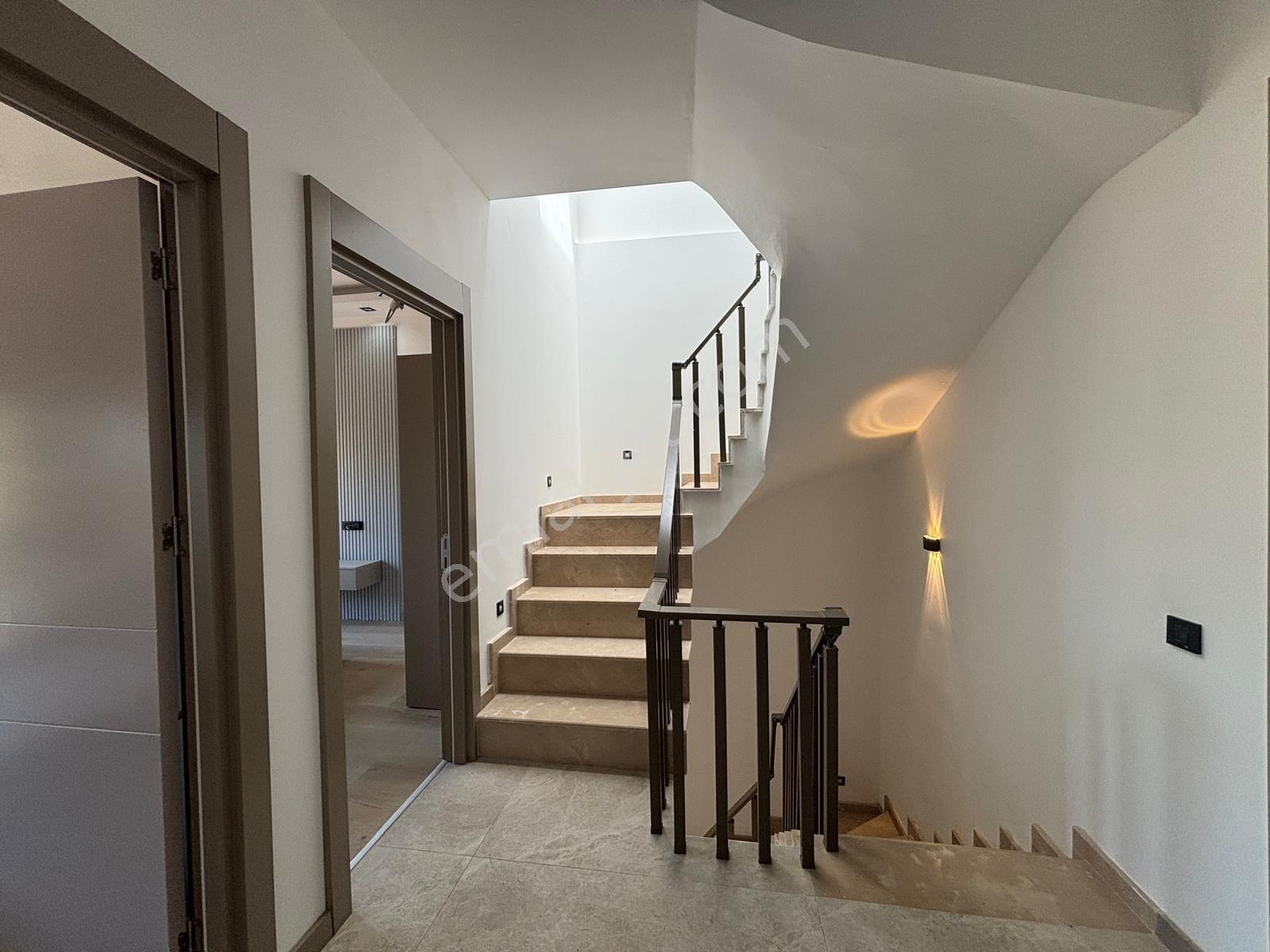 Altıntaş'da Havuzlu Lüks Villa | 5+2 | 235 M² - Görsel 13