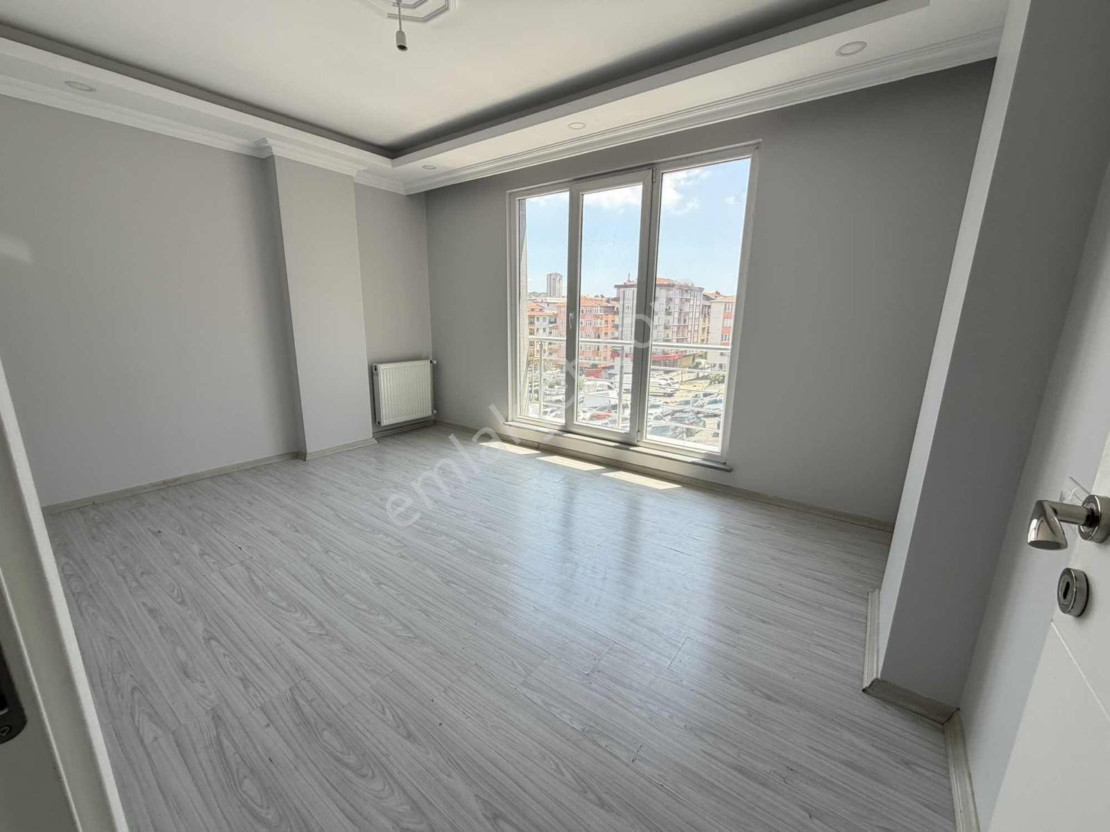 Esenlerde Meydanın İçinde Köşe Başı 2+1 Satılık Daire