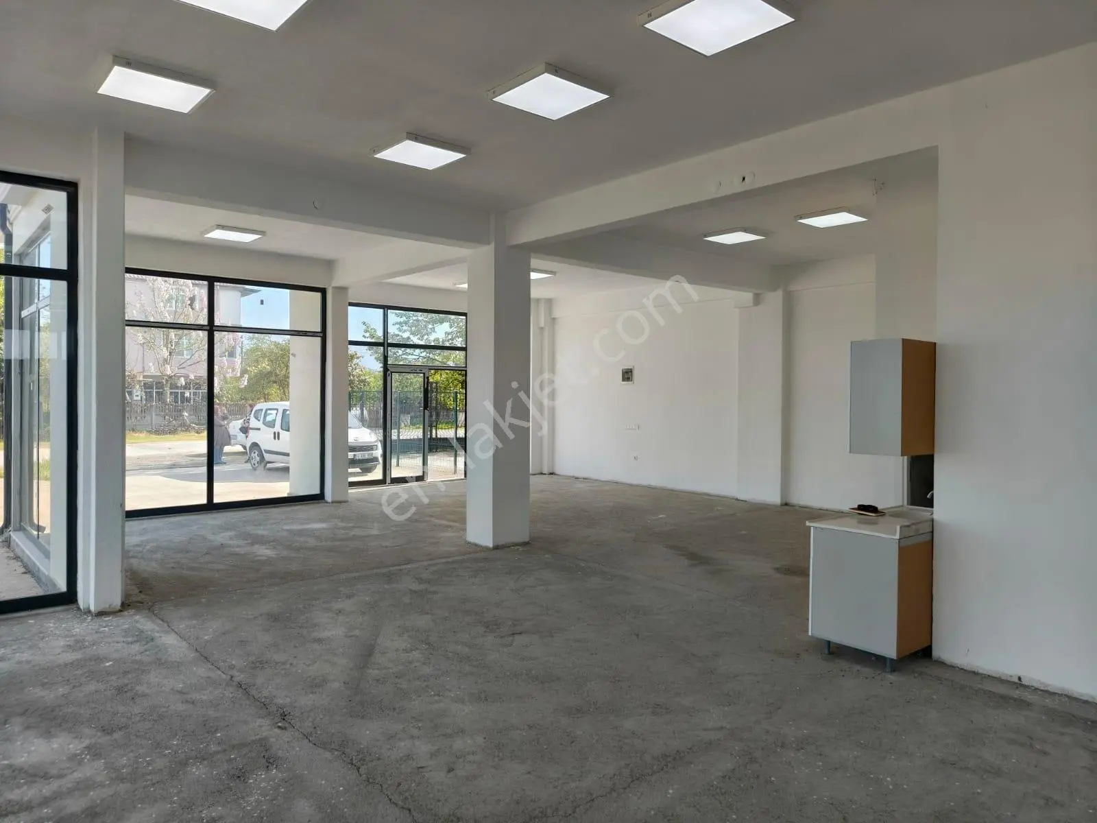 Remax Hür - Erenler Sarıcalar Mahallesinde Kiralık Geniş Dükkan - Görsel 7