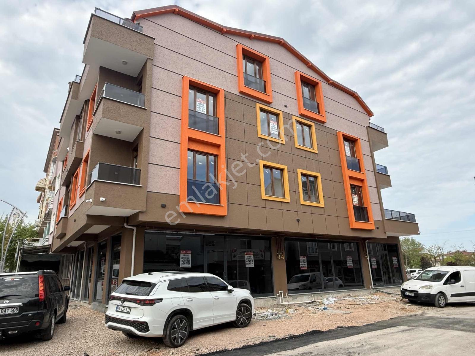 Yeniyalı Mahallesinde Satılık Köşebaşı 130m2 Sıfır Dükkan Magaza