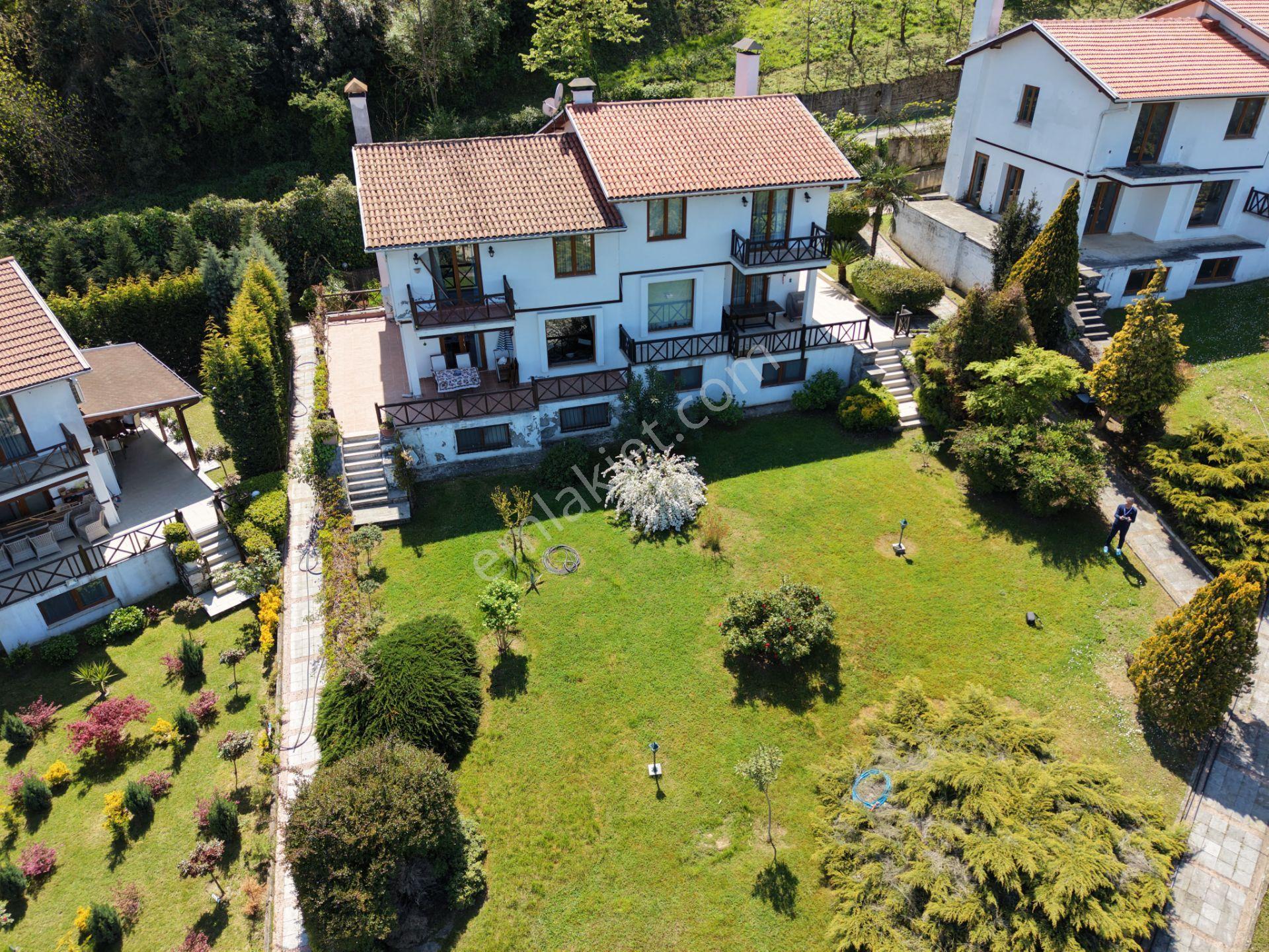 Sapanca Yanık’ta Site İçinde Göl Manzaralı Villa,