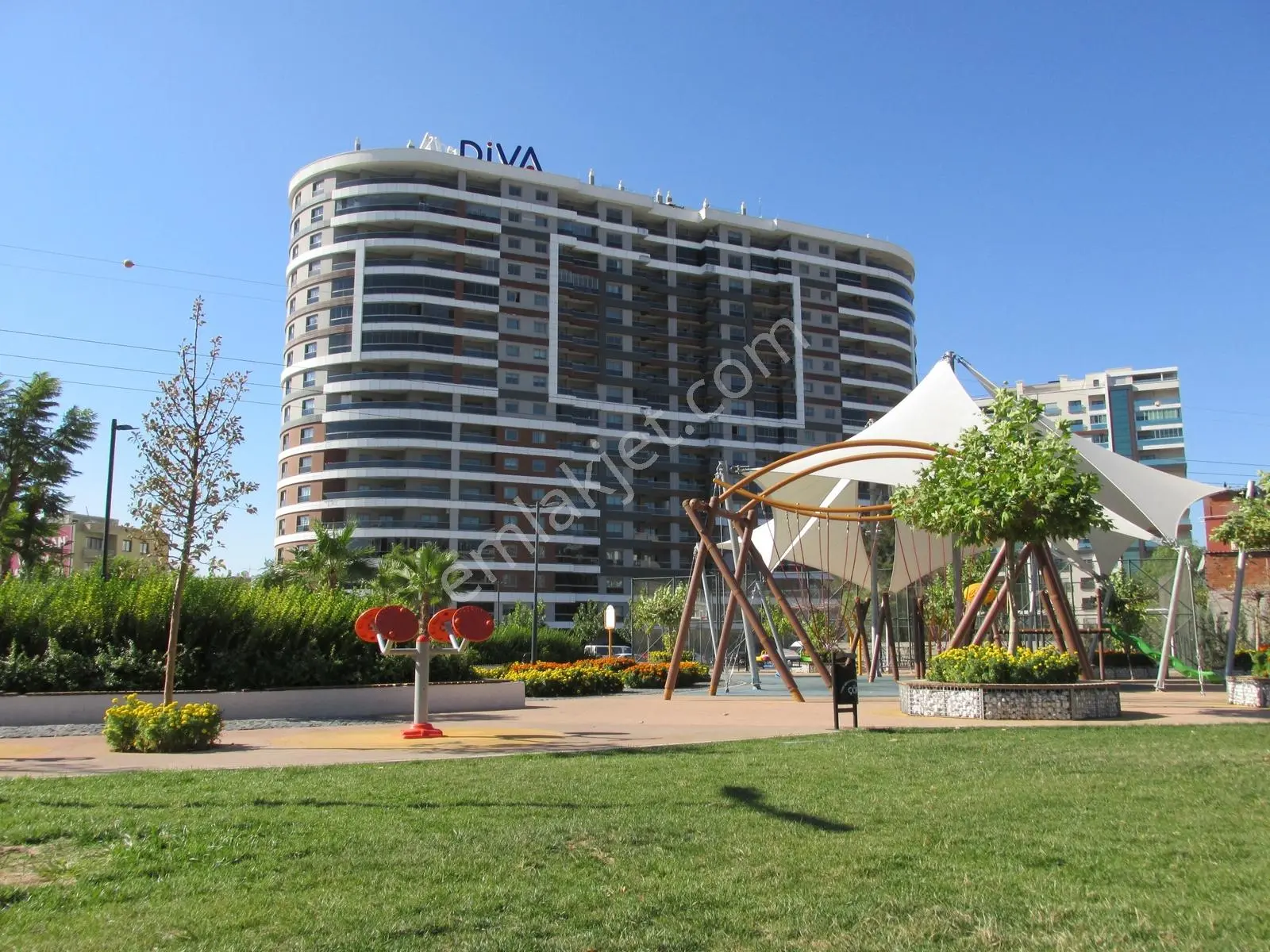 Bornova Goldiva Kuzey'de Park Manzaralı 3+1 Satılık Daire