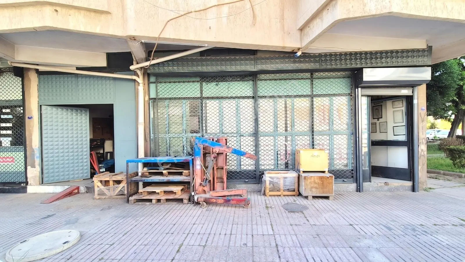 Bayraklı Mansuroğlu 8m Cepheli 380v Altyapılı Satılık Dükkan
