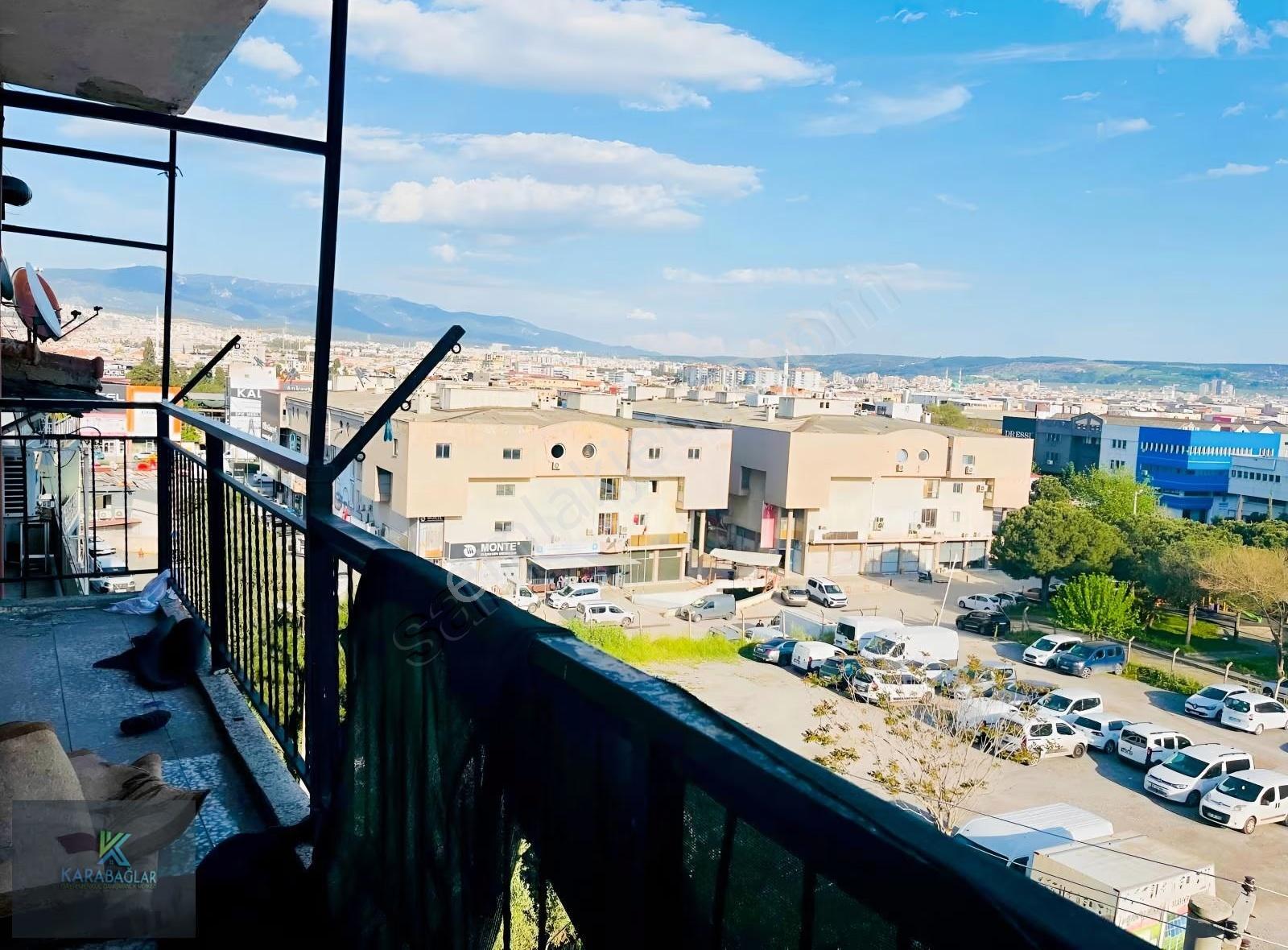 Karabağlar'da 2+1 Arakat Merkezi Yerde Balkonlu Kiralik Daire