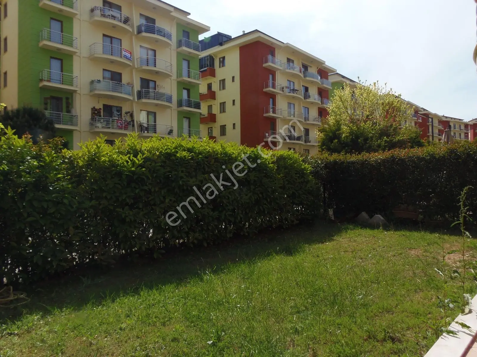 Sancaktepe Sarı Evler Kiralık Büyük Bahçeli Güney Cephe Daire