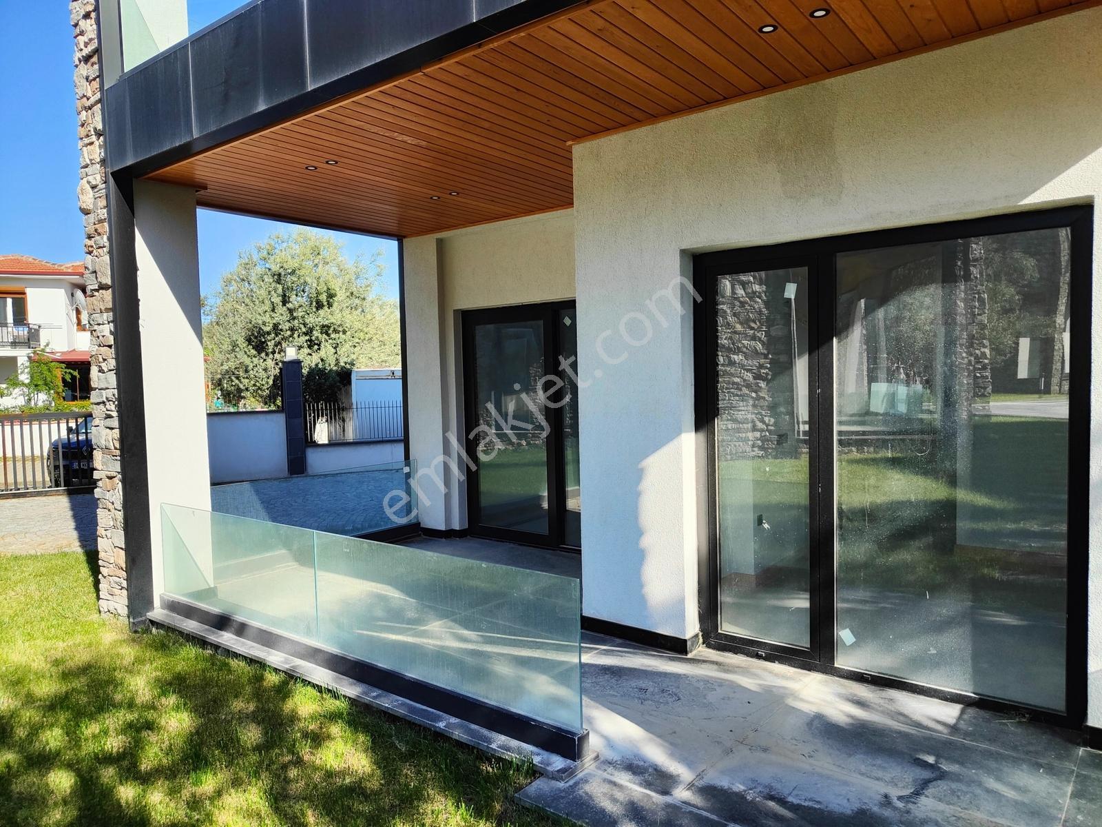 Edremit Güre'de Havuzlu Sitede Satılık Lüks 3+1 Villa - Görsel 8