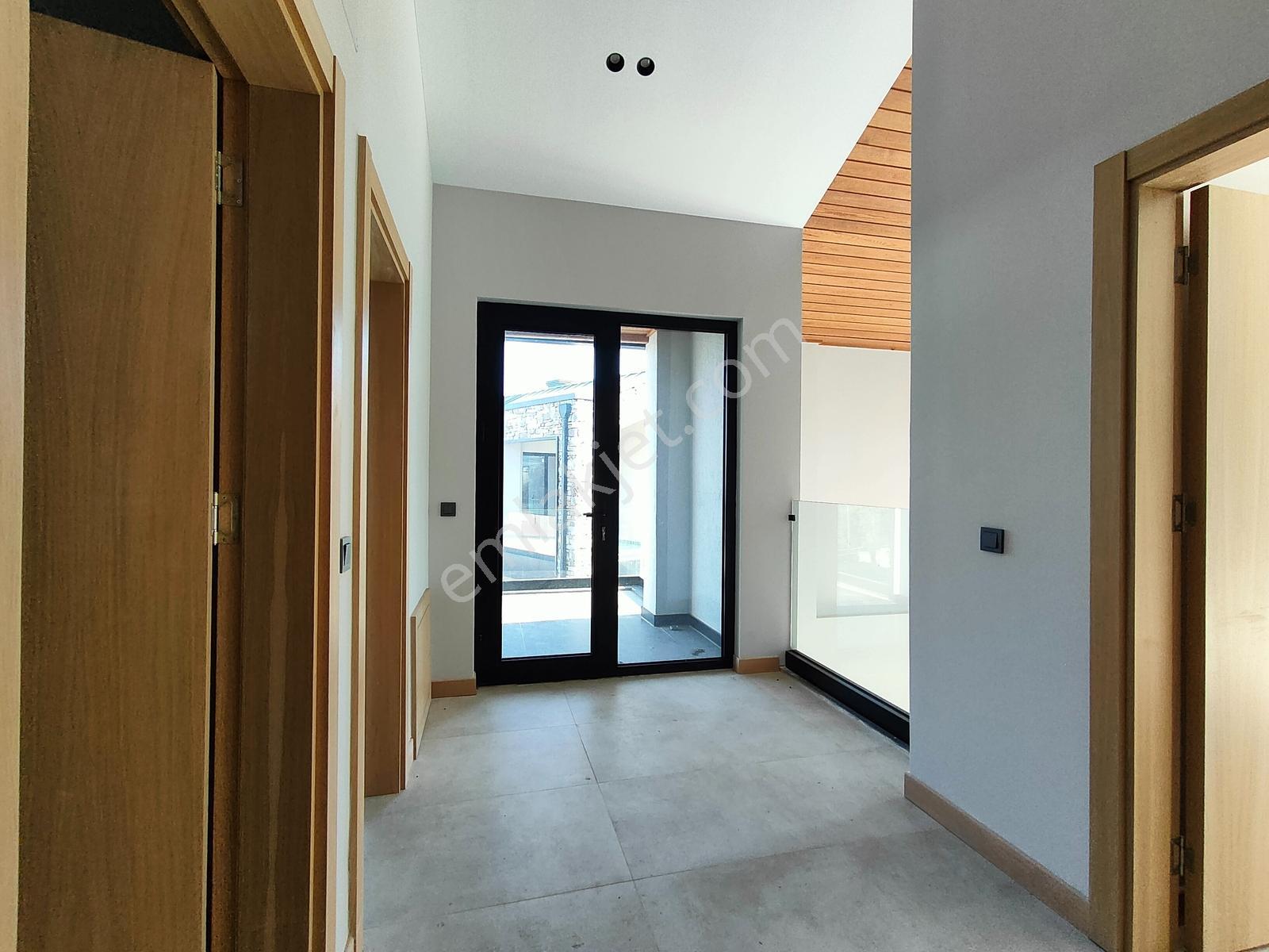 Edremit Güre'de Havuzlu Sitede Satılık Lüks 3+1 Villa - Görsel 35