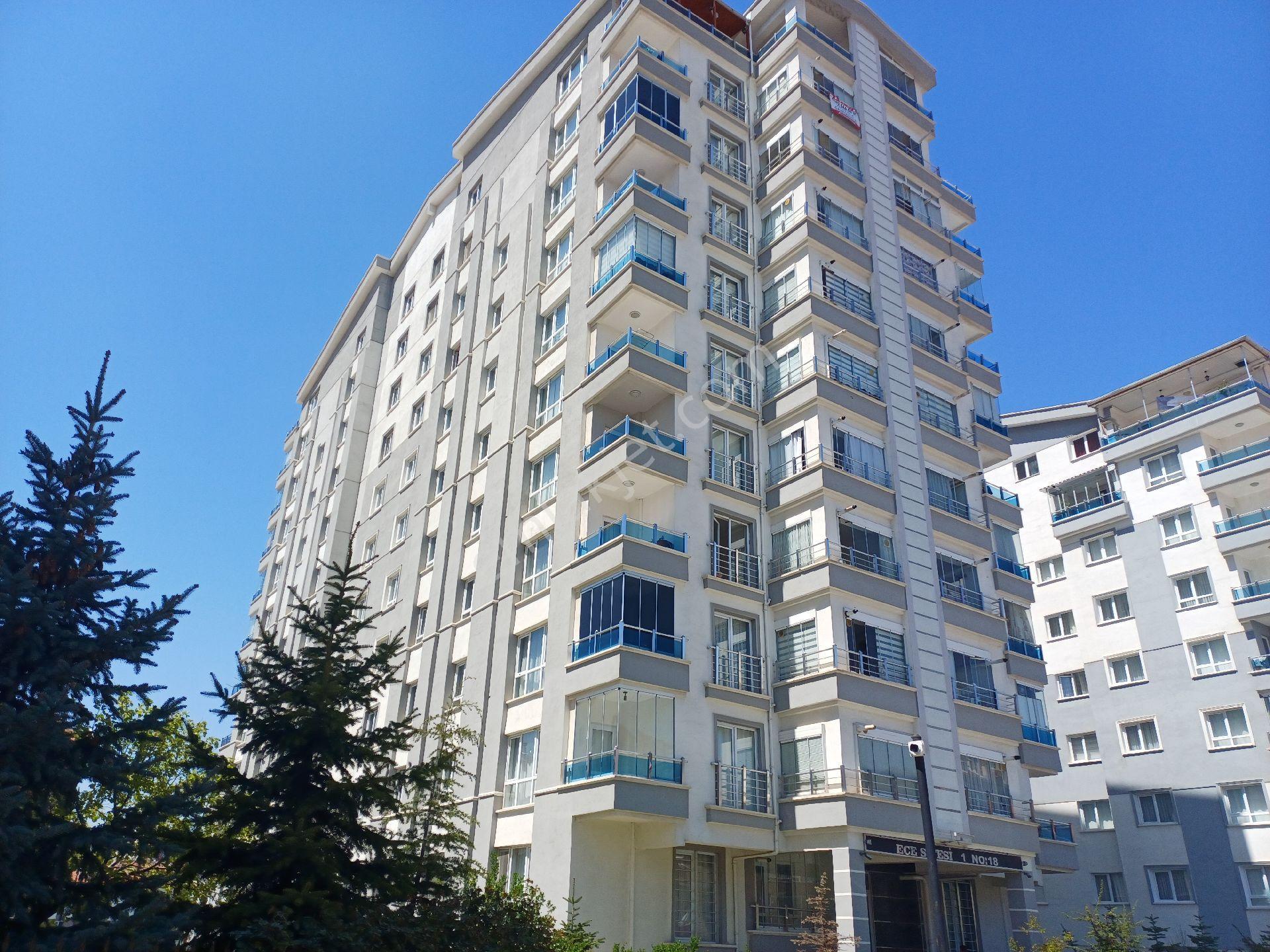 Kalekışladan Cadde Yakını Asansörlü Yalıtımlı Çokkatlıda Satılık 3+1 Daire