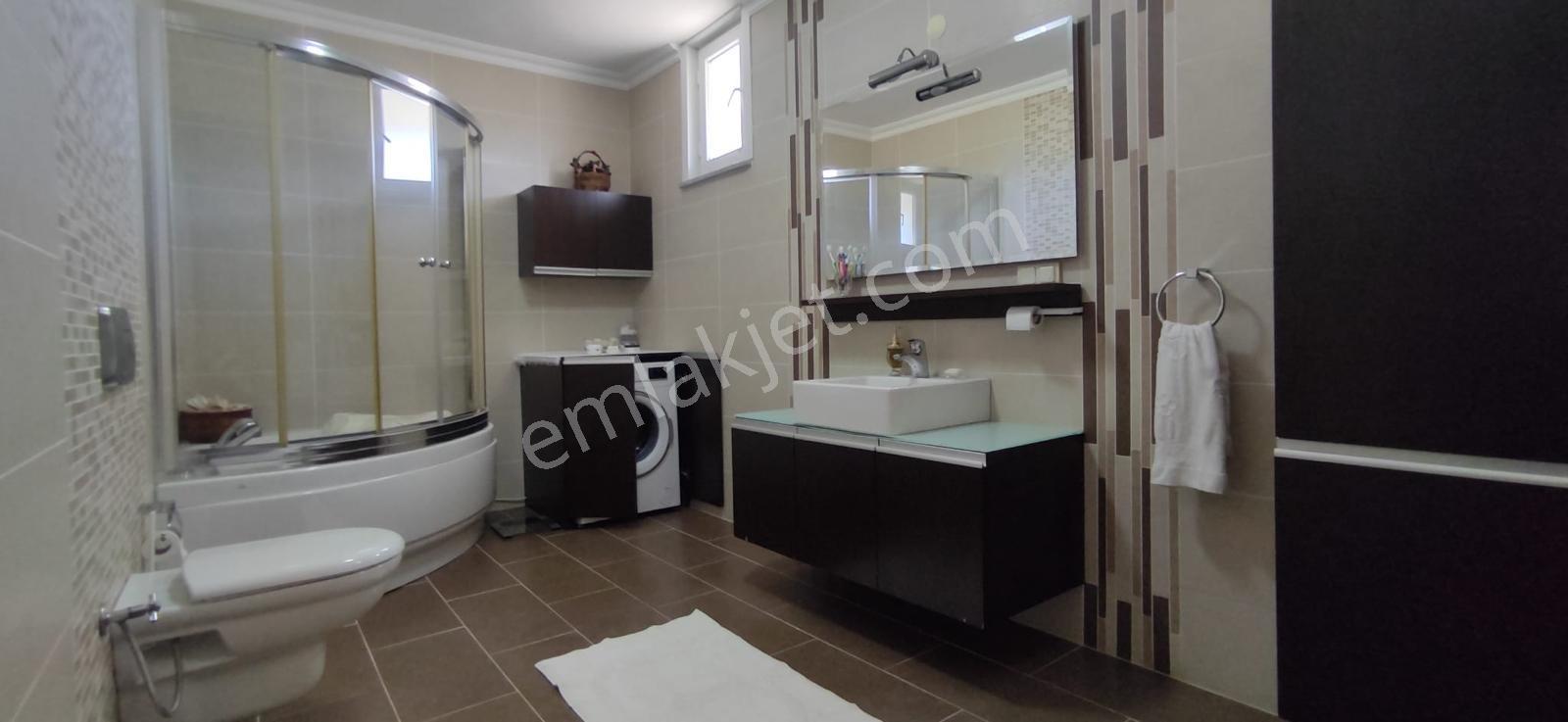 Yuşa'dan 1.774 M² Arsa İçinde 480 M² Tripleks Müstakil Villa - Görsel 9