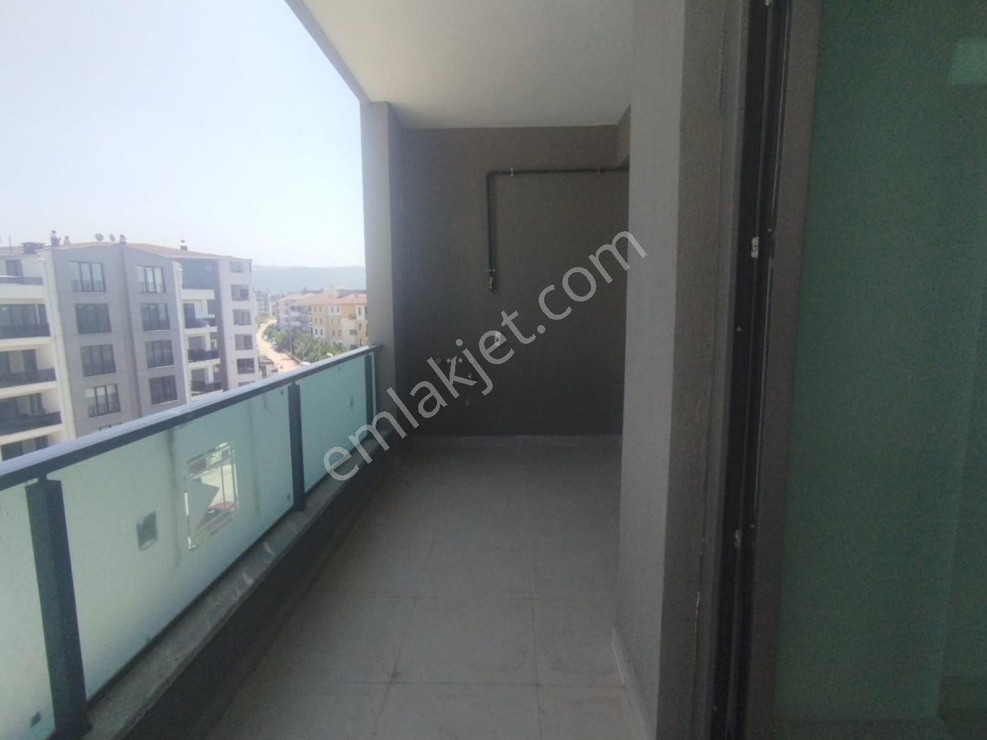 Akçalar'da Göl Manzaralı Lüks 2+1 Havuzlu Site İçerisinde - Görsel 25