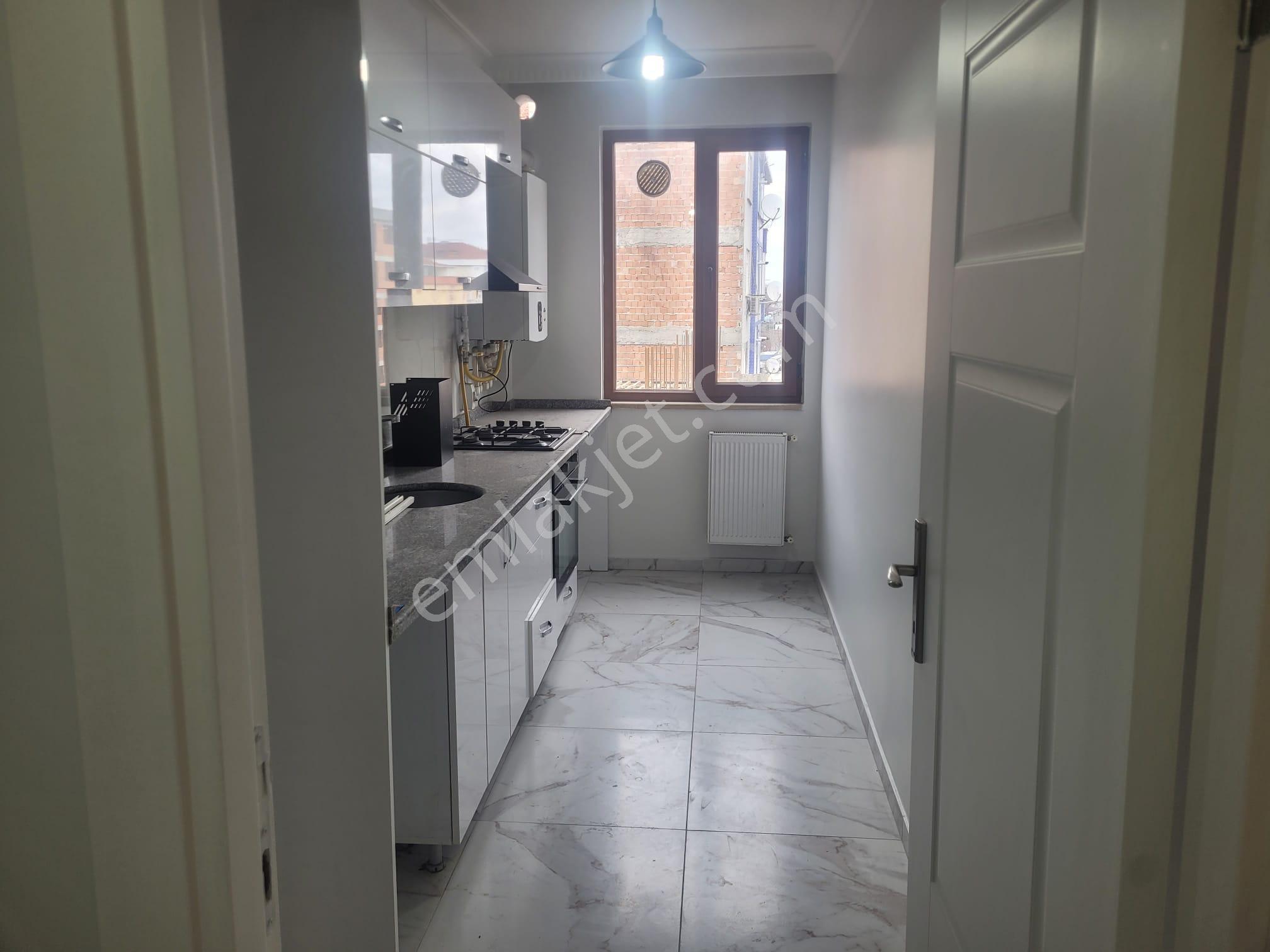 Şirinevler Mh Cadde Üzerinde Kat Mülkiyetli Krediye Uygun 2+1 3 Kat Satılık Daire