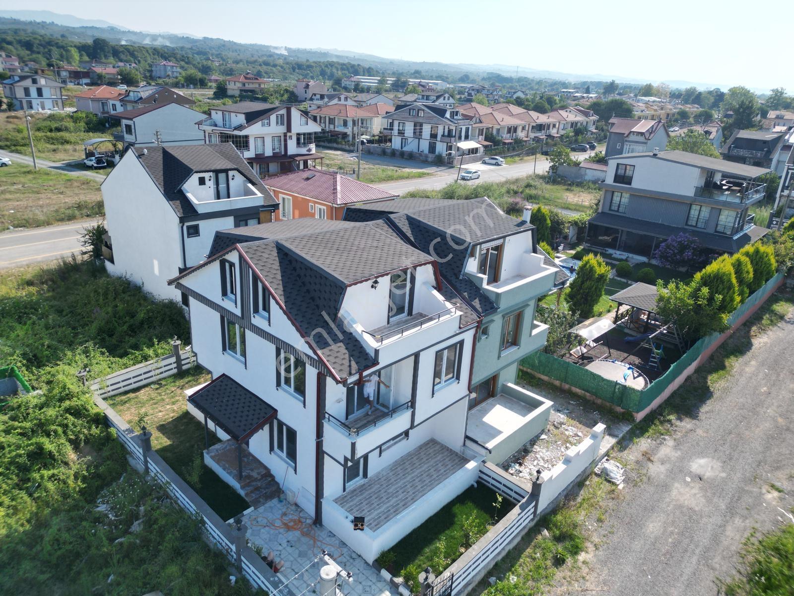 Karasu Kocaalinde Denize 90 Metre,satılık Triplex Müstakil Villa