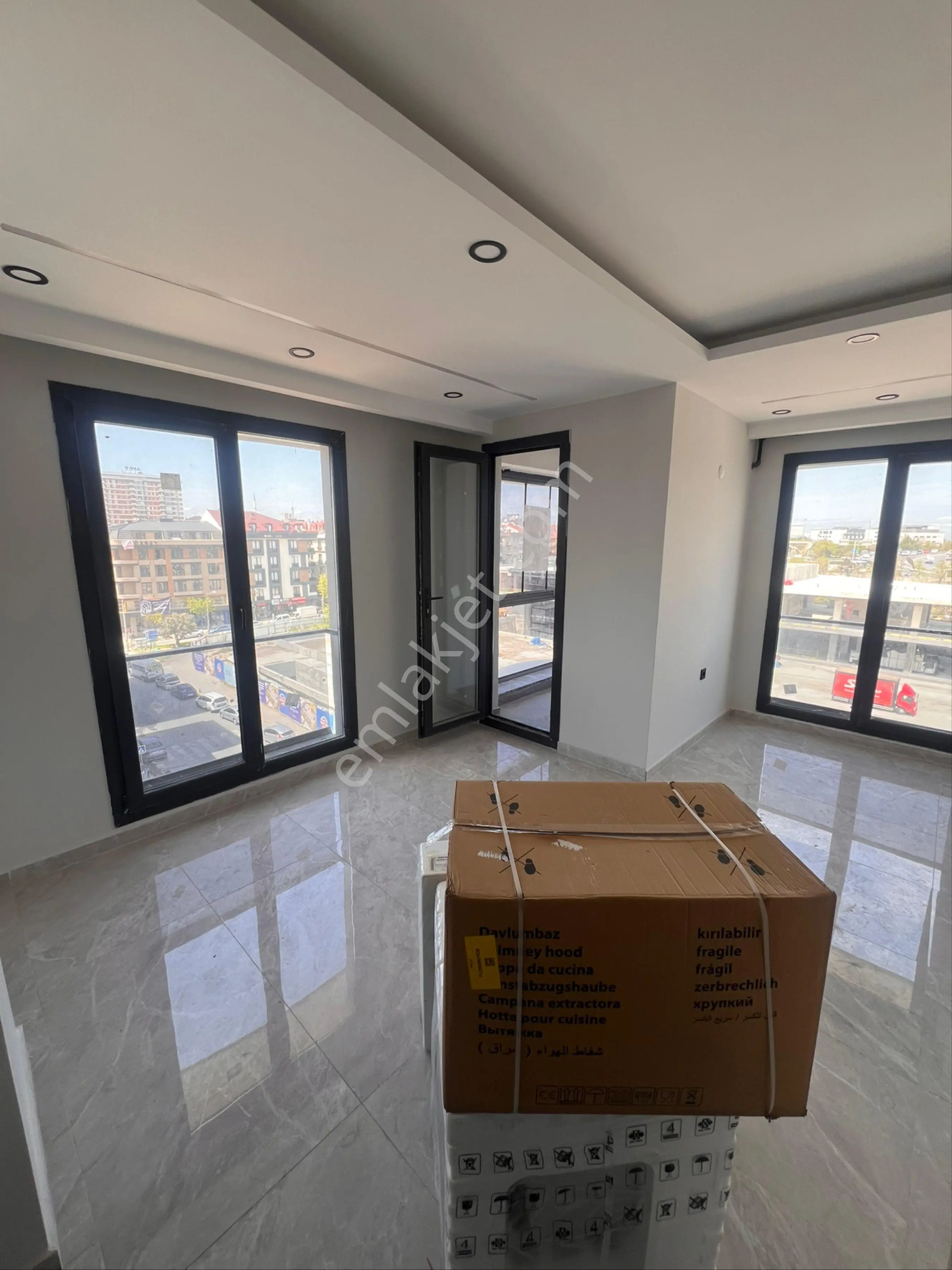 Avcılar Merkez De Caddeye Cephe 2+1 Köşe Ofise Uygun Daire