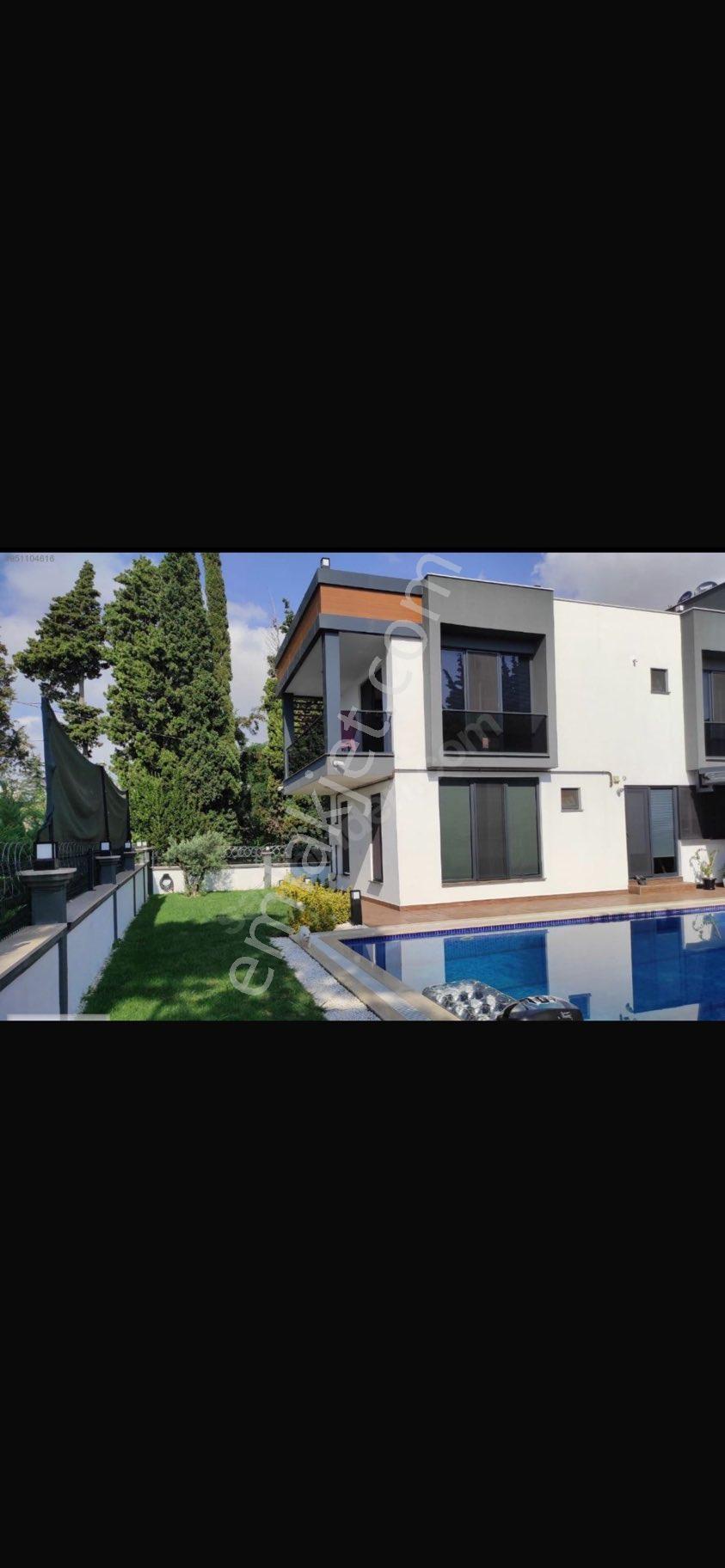 Silivri Marmara Ereğlisi Deniz Kenarında Havuzlu Satılık Villa