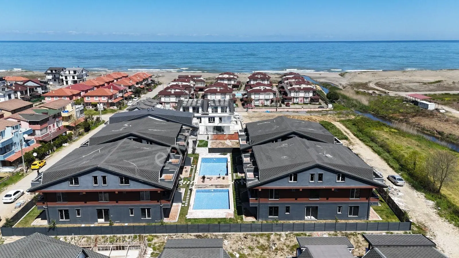 Karasu Kocaali'nde Havuzlu Lüks Sitede Satılık Villalar