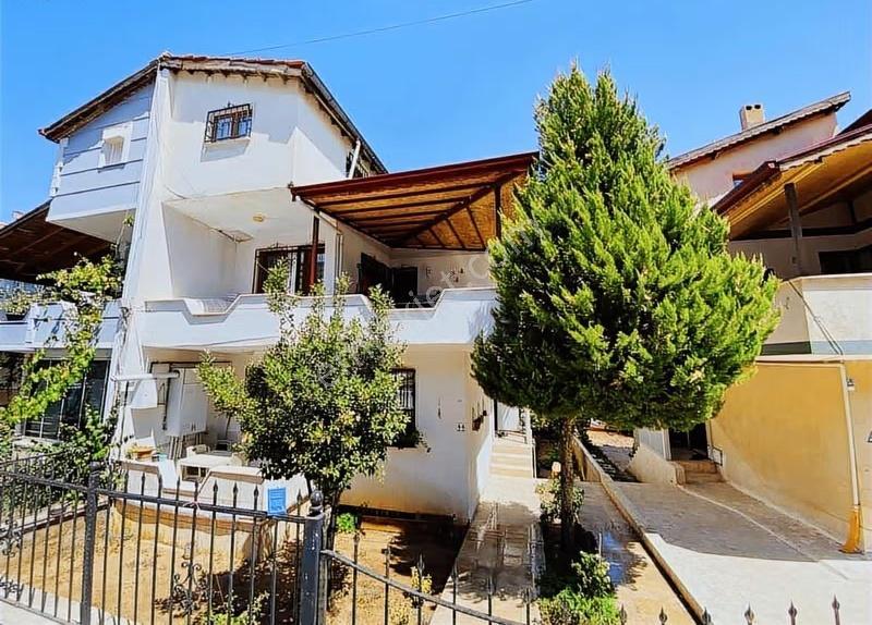 Yenişehir Mahallesi Koşu Yolu'na Yakın Tripleks Satılık Villa